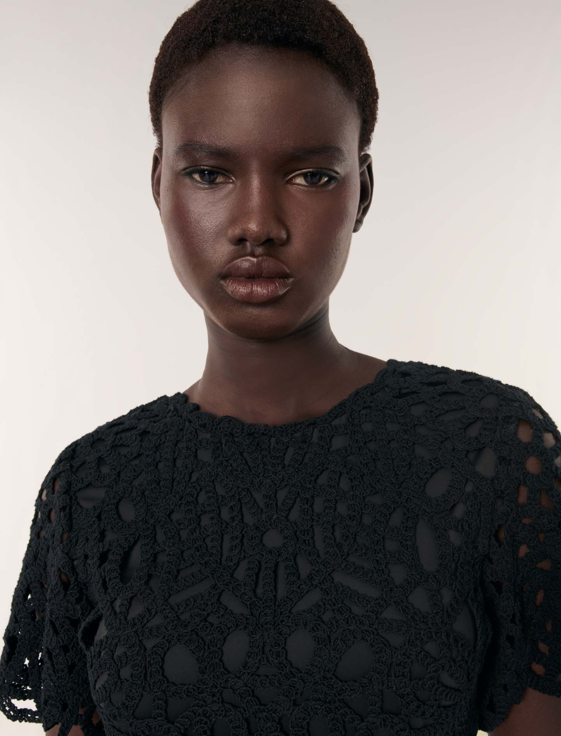 Женское короткое платье вязаное крючком