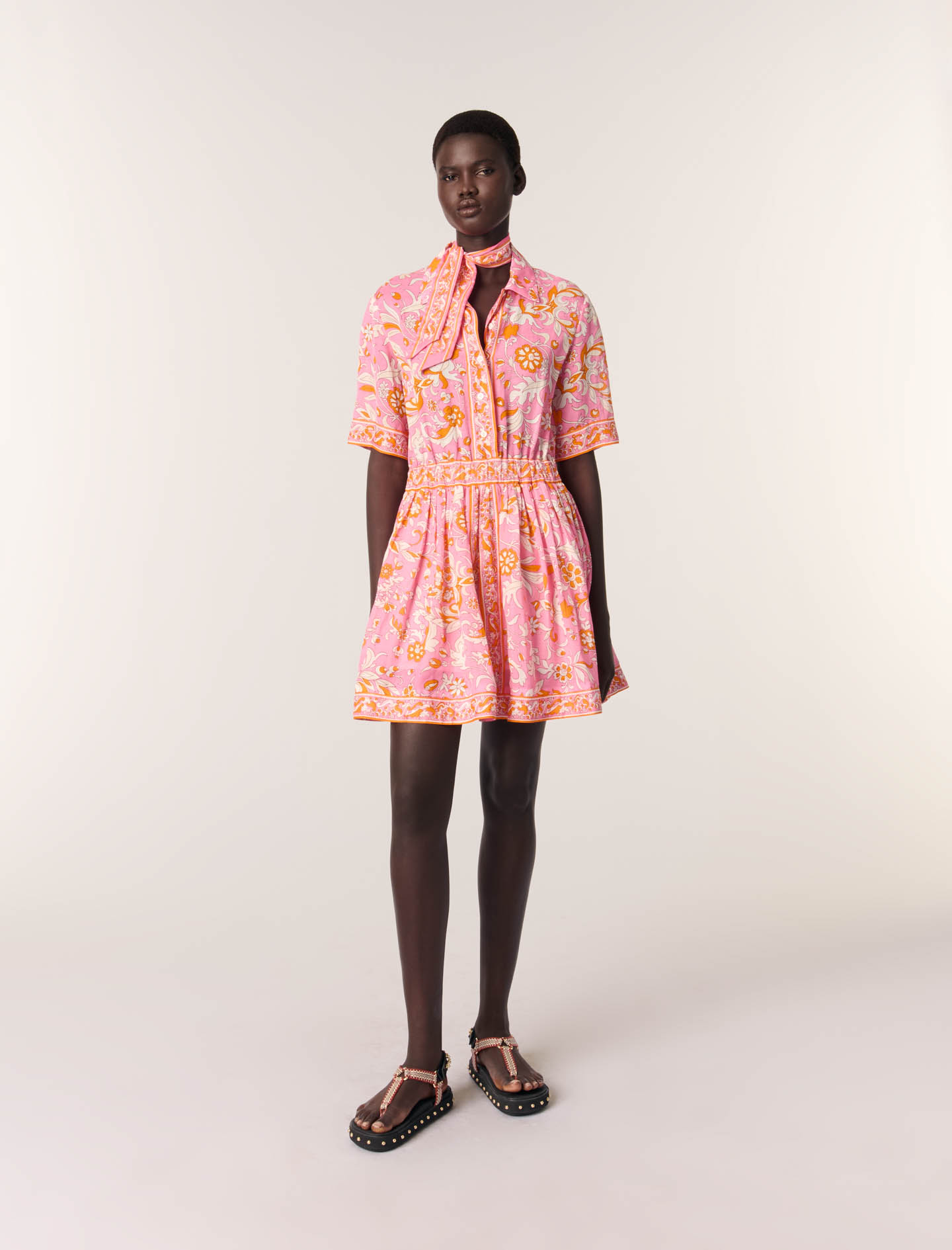 Женское короткое струящееся платье с принтом