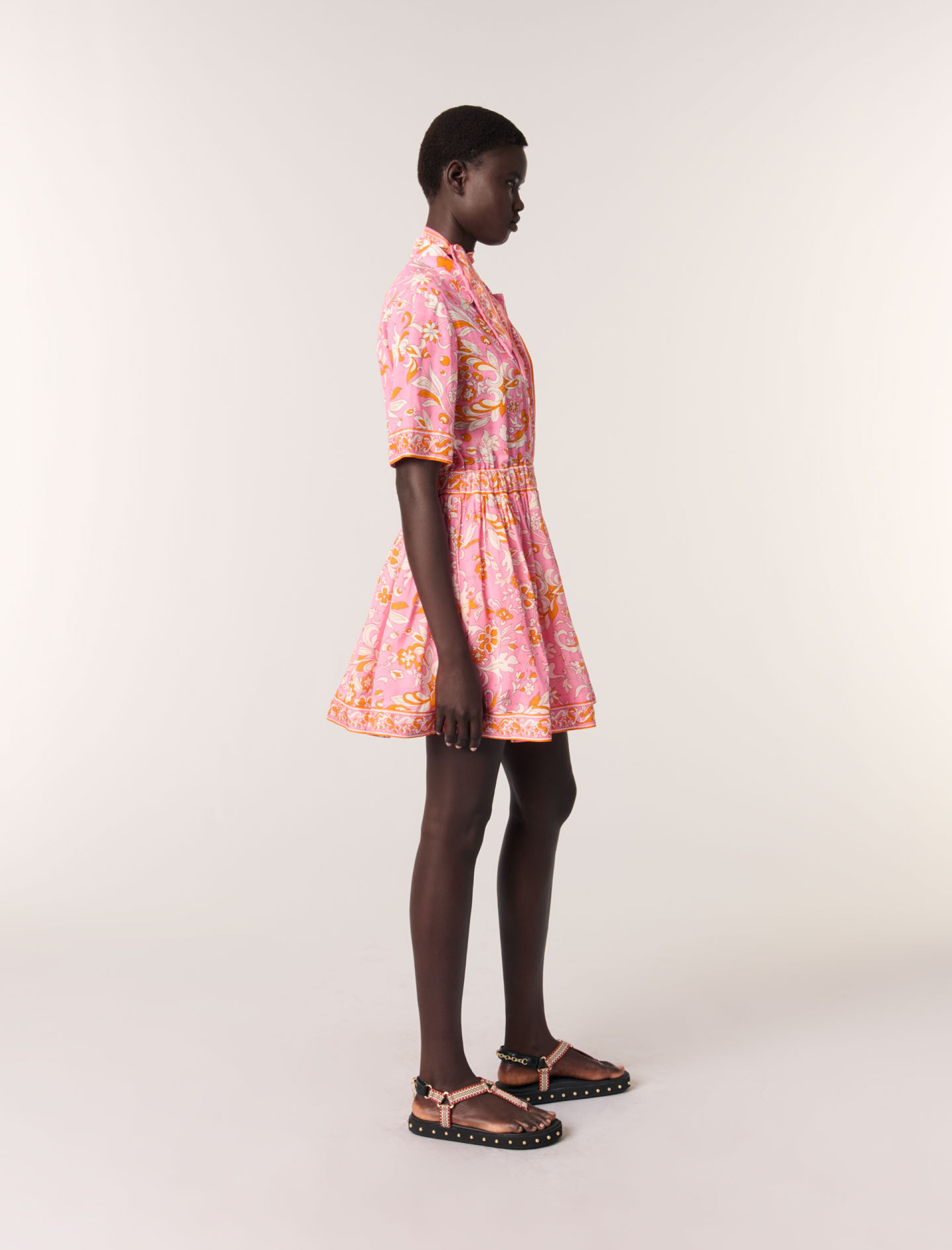 Женское короткое струящееся платье с принтом