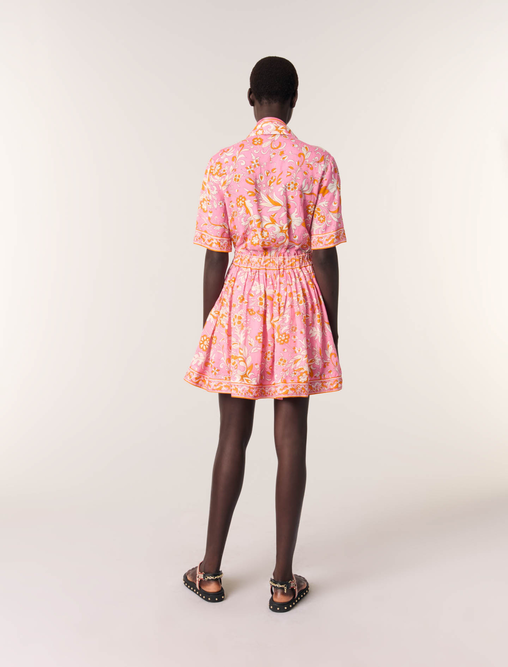 Женское короткое струящееся платье с принтом