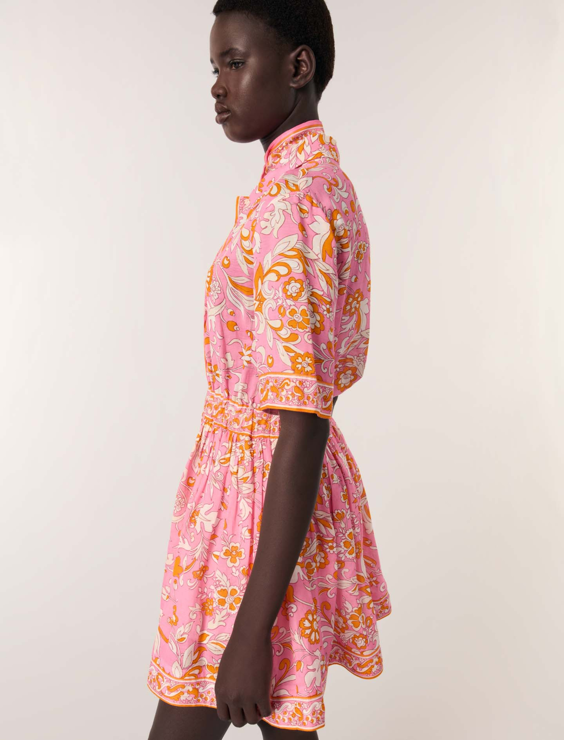 Женское короткое струящееся платье с принтом