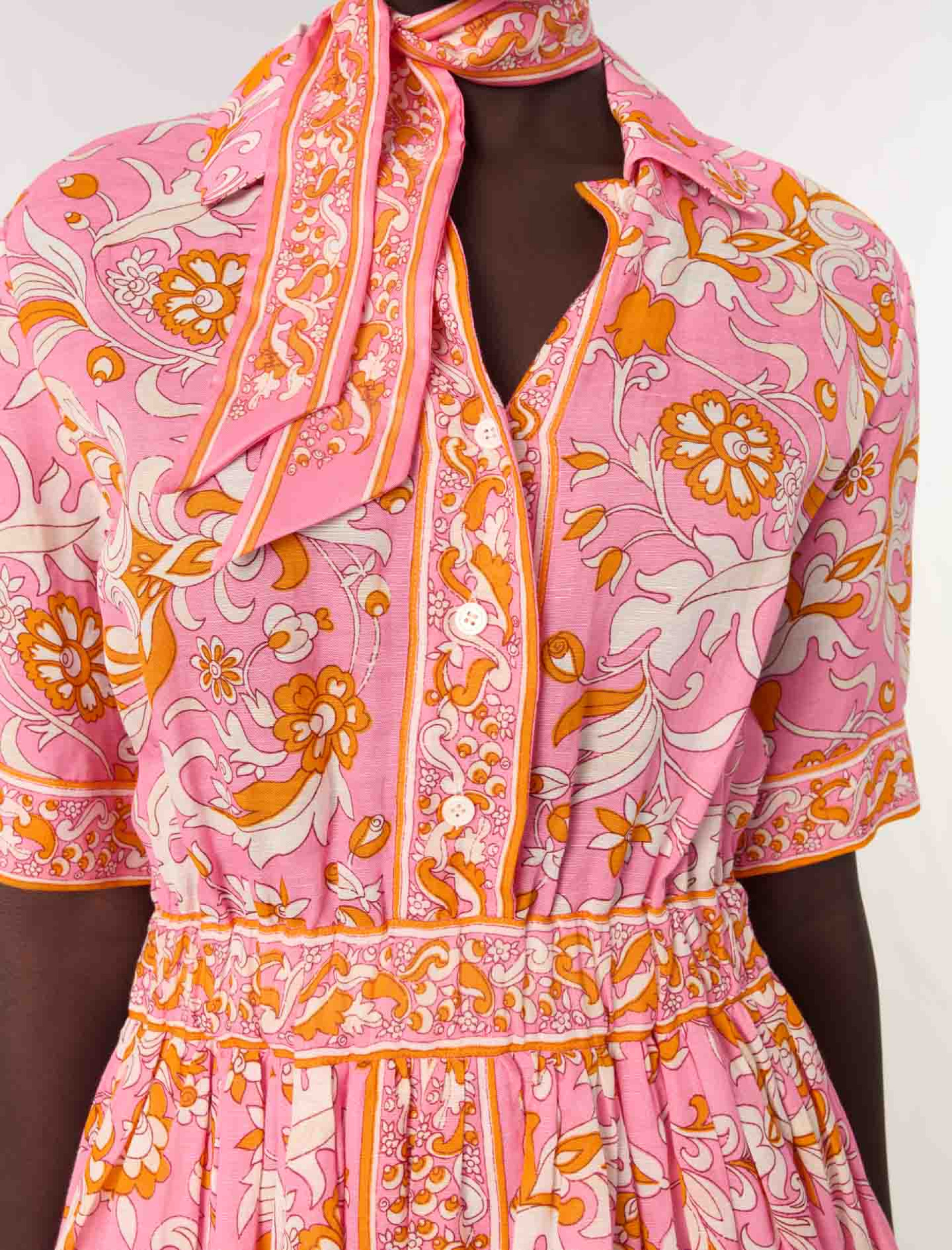 Женское короткое струящееся платье с принтом