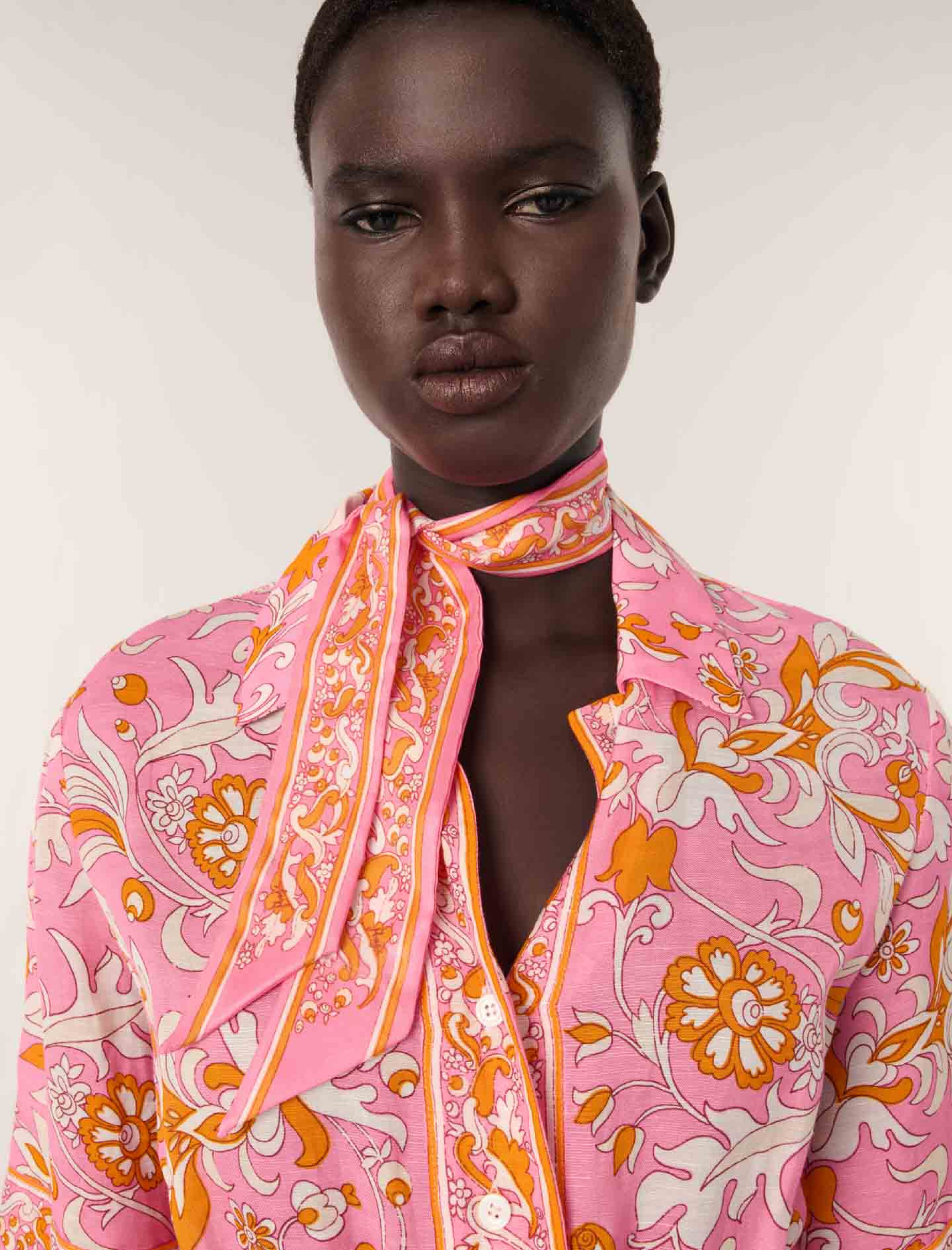 Женское короткое струящееся платье с принтом