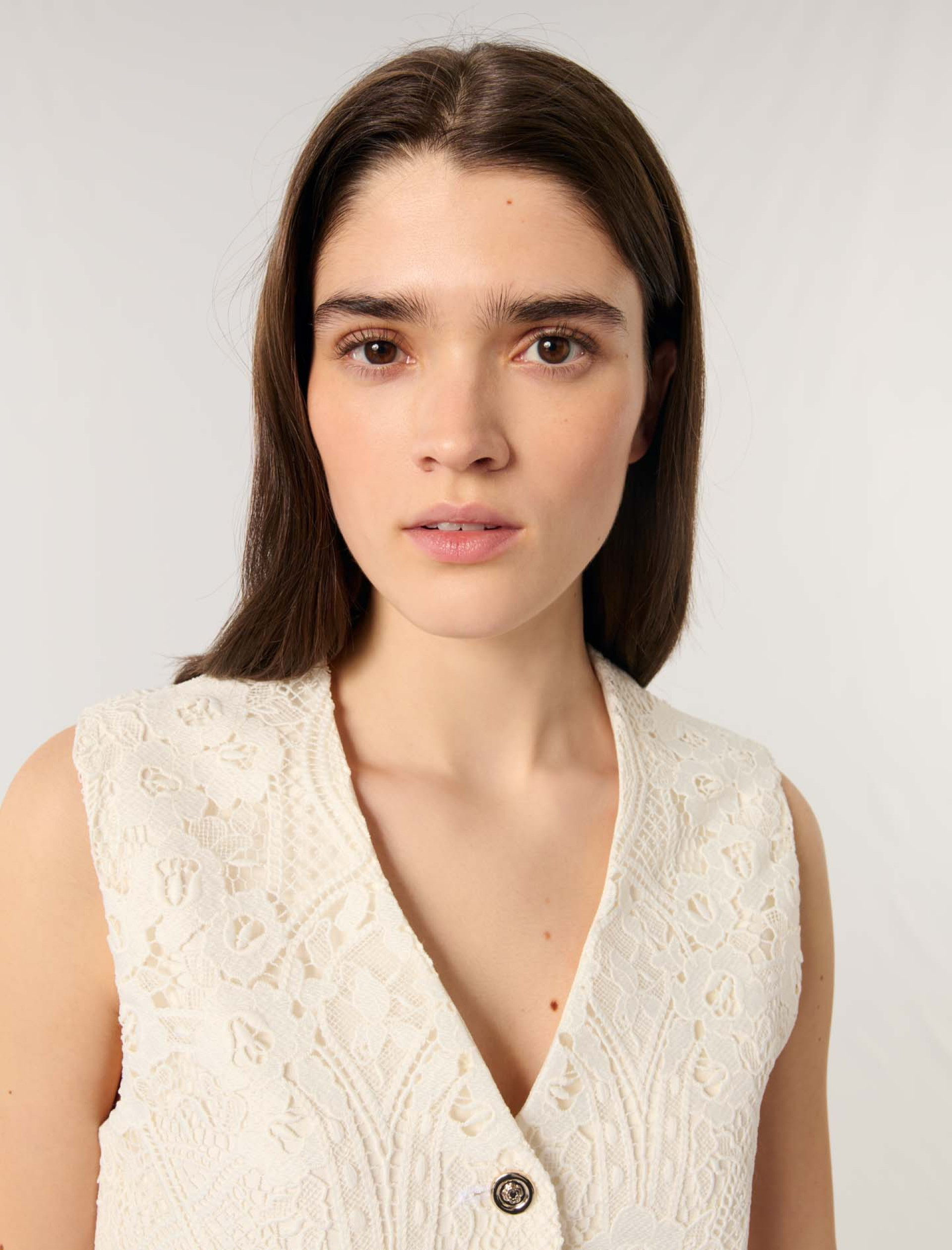 Жіночий мереживний жилет