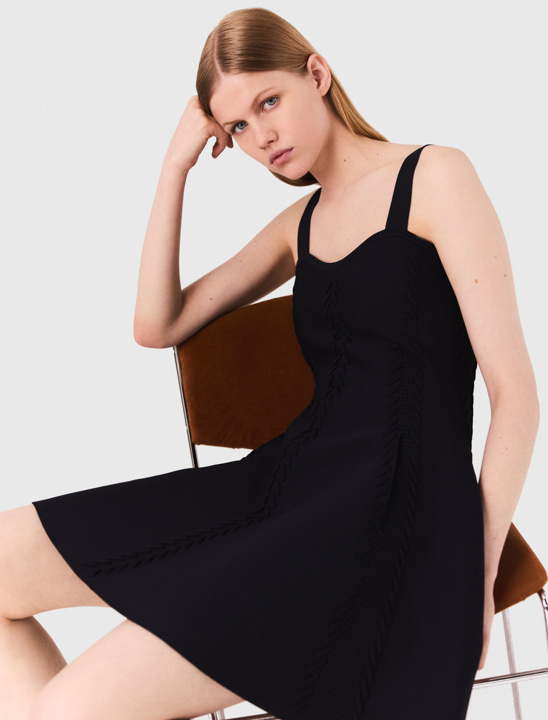 Жіноча коротка в'язана сукня