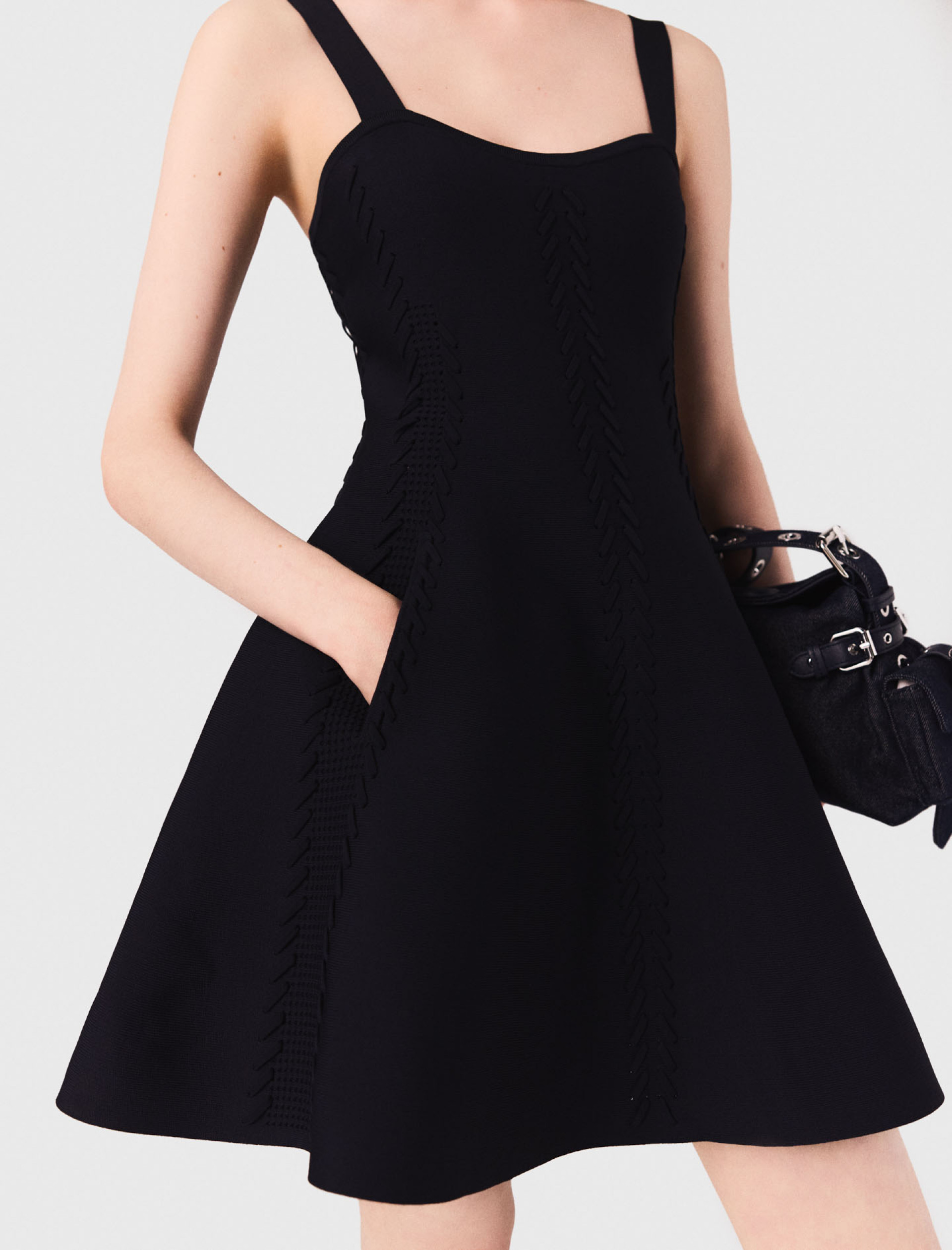 Жіноча коротка в'язана сукня