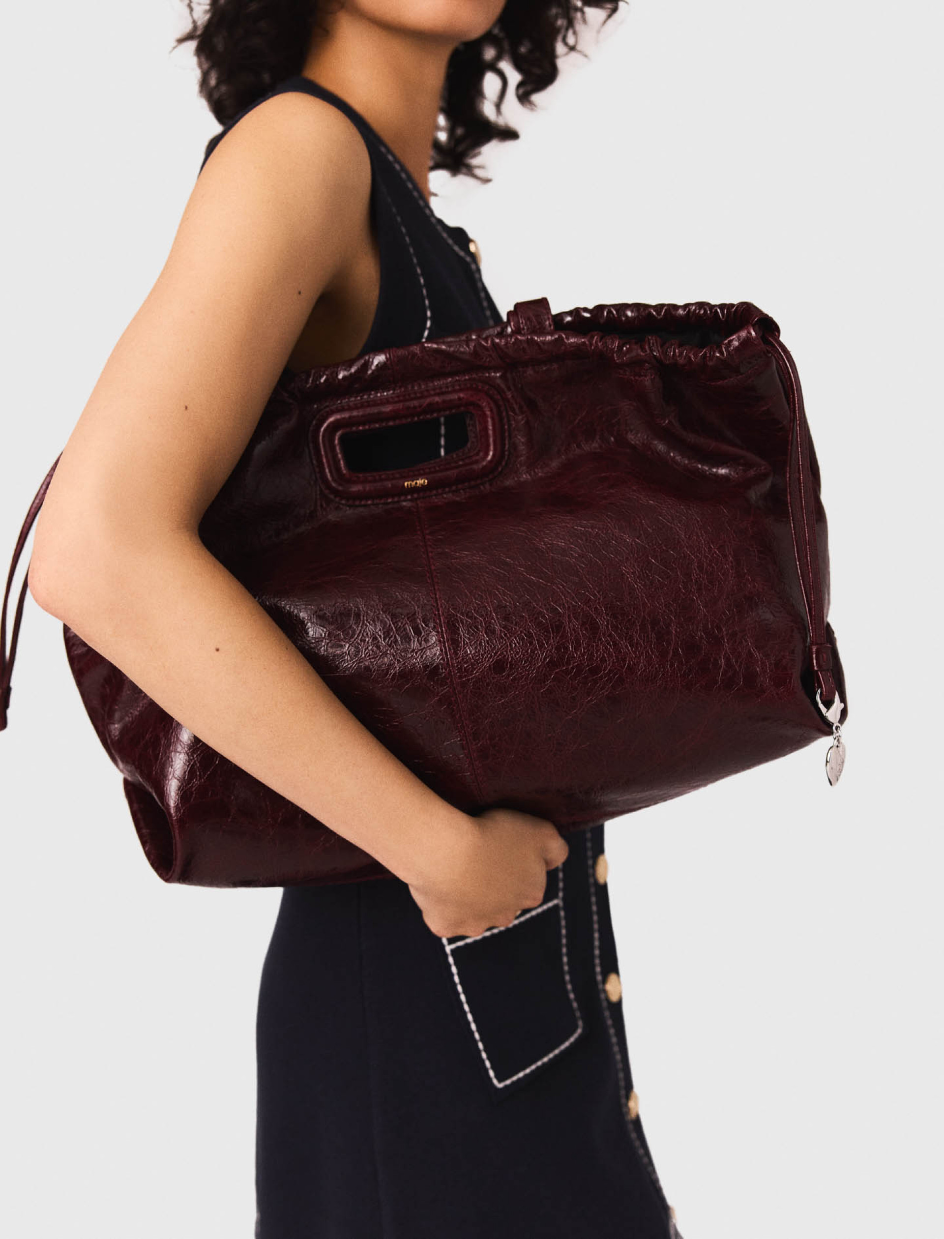 Женское трикотажное платье с контрастной строчкой Женское трикотажное платье с контрастной строчкой