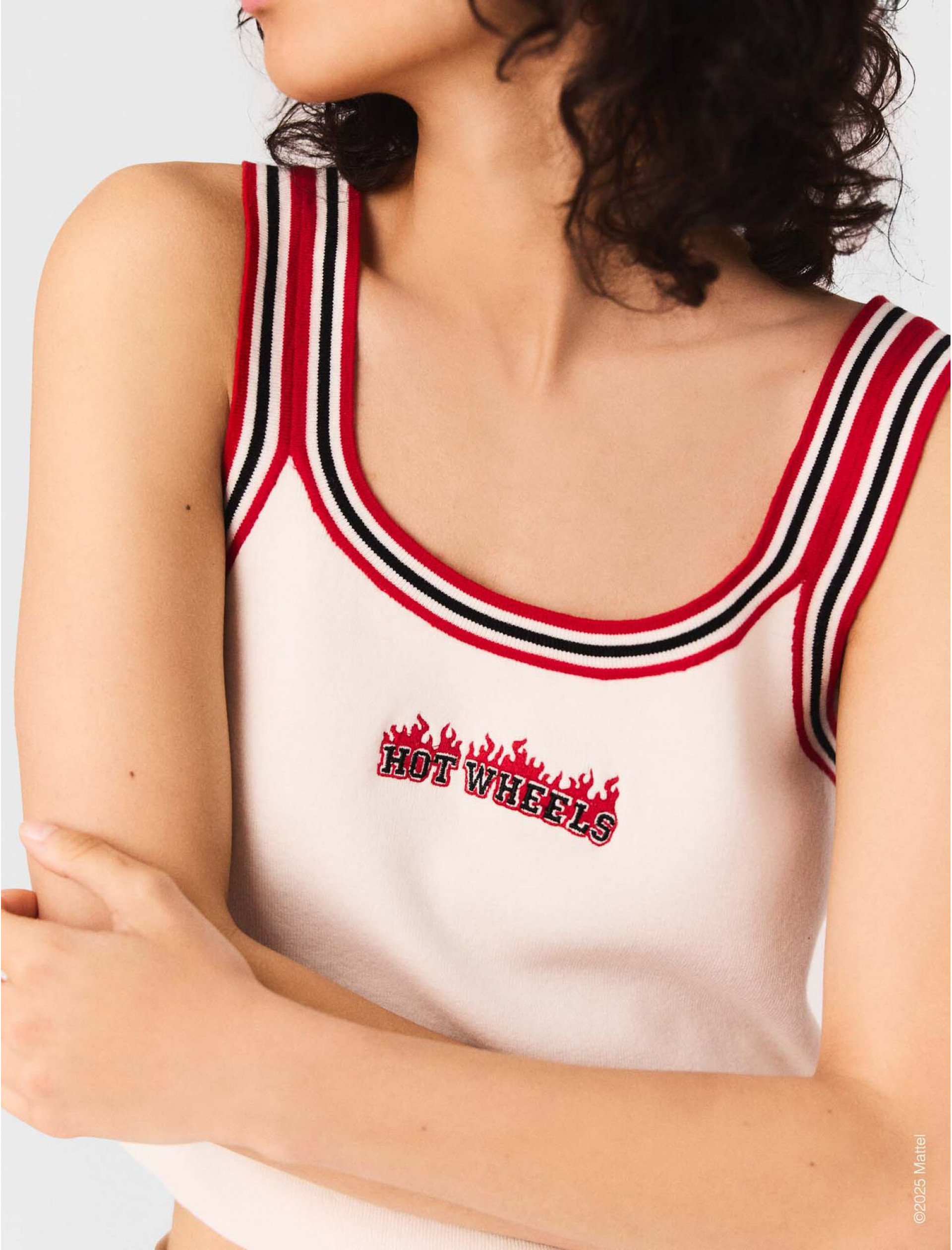 Жіночий в'язаний укорочений топ