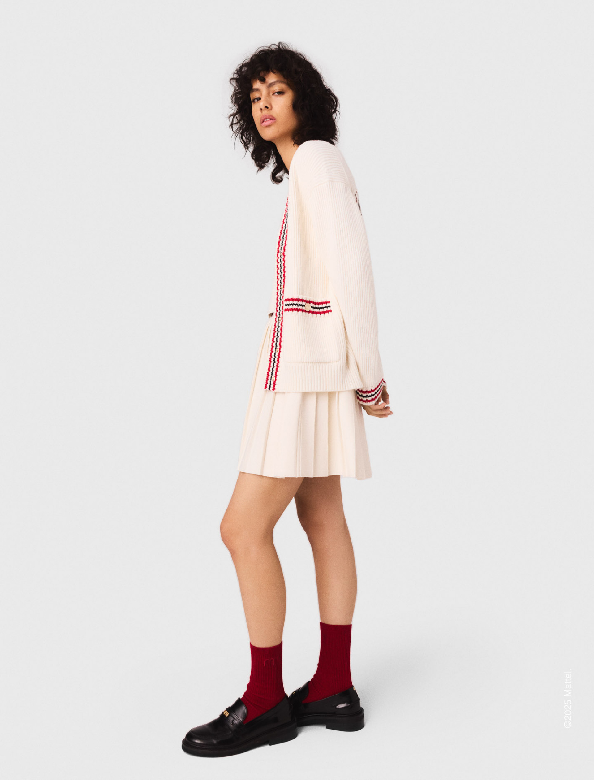 Жіночий в'язаний кардиган з вишивкою Жіночий в'язаний кардиган з вишивкою