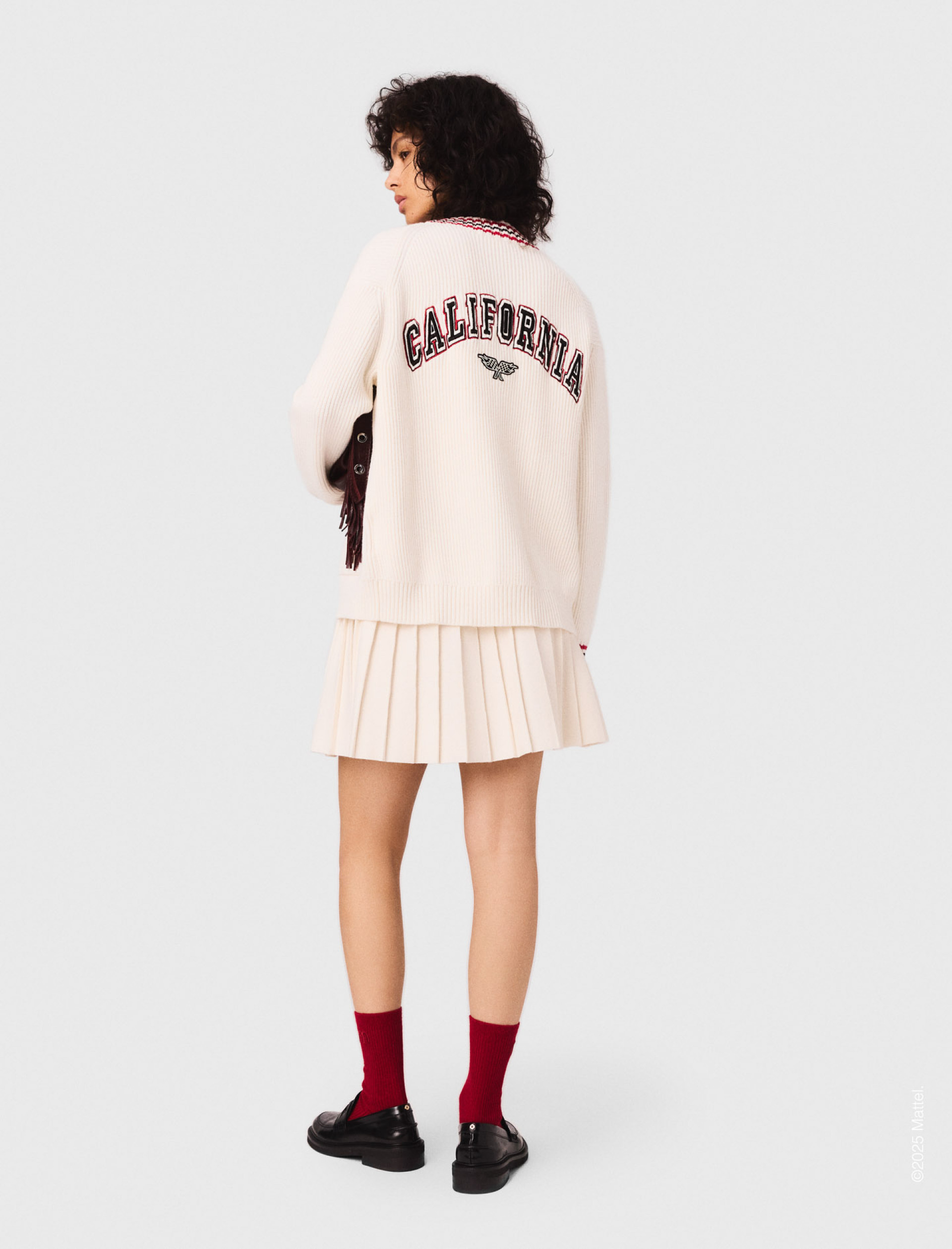 Жіночий в'язаний кардиган з вишивкою Жіночий в'язаний кардиган з вишивкою