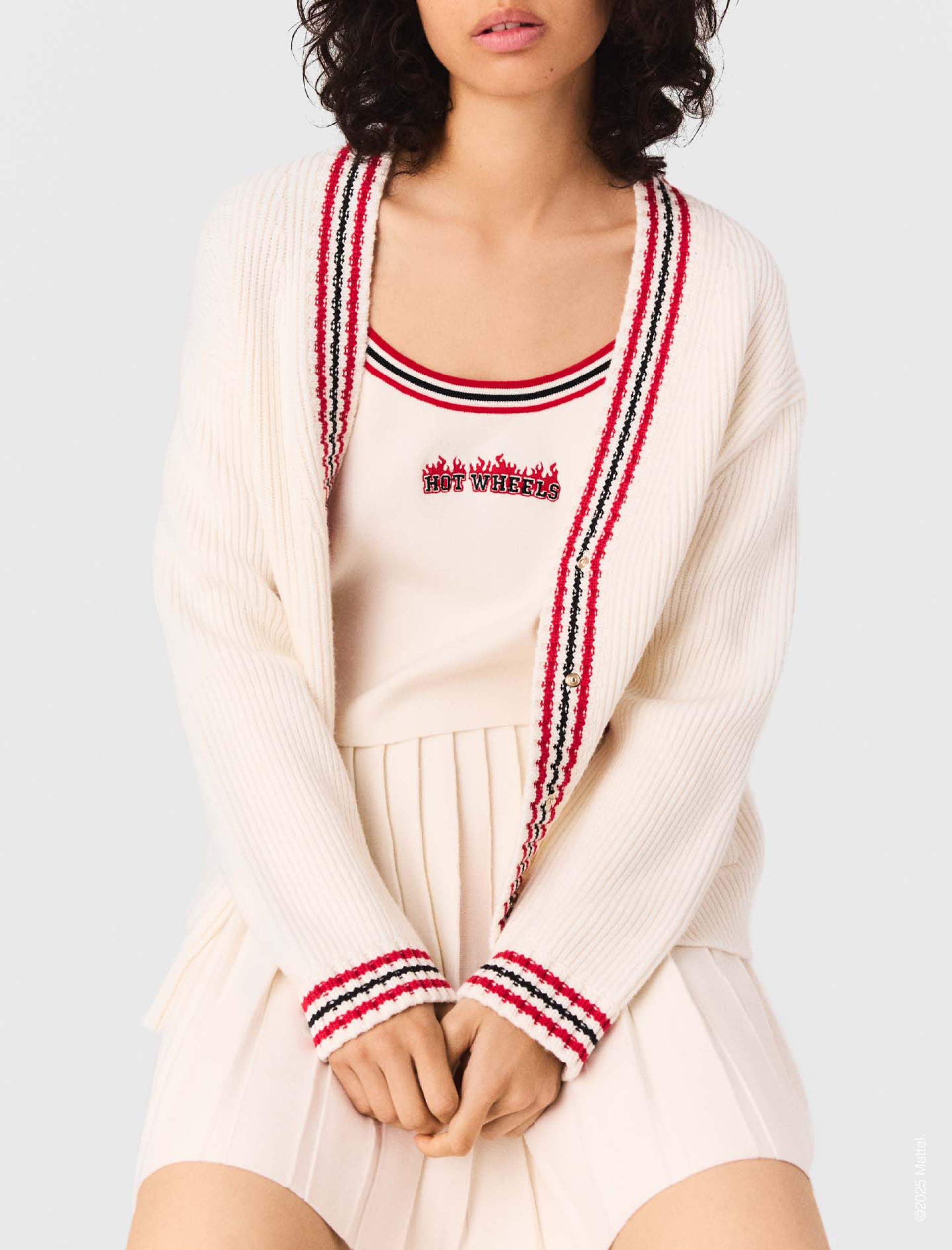 Жіночий в'язаний кардиган з вишивкою Жіночий в'язаний кардиган з вишивкою