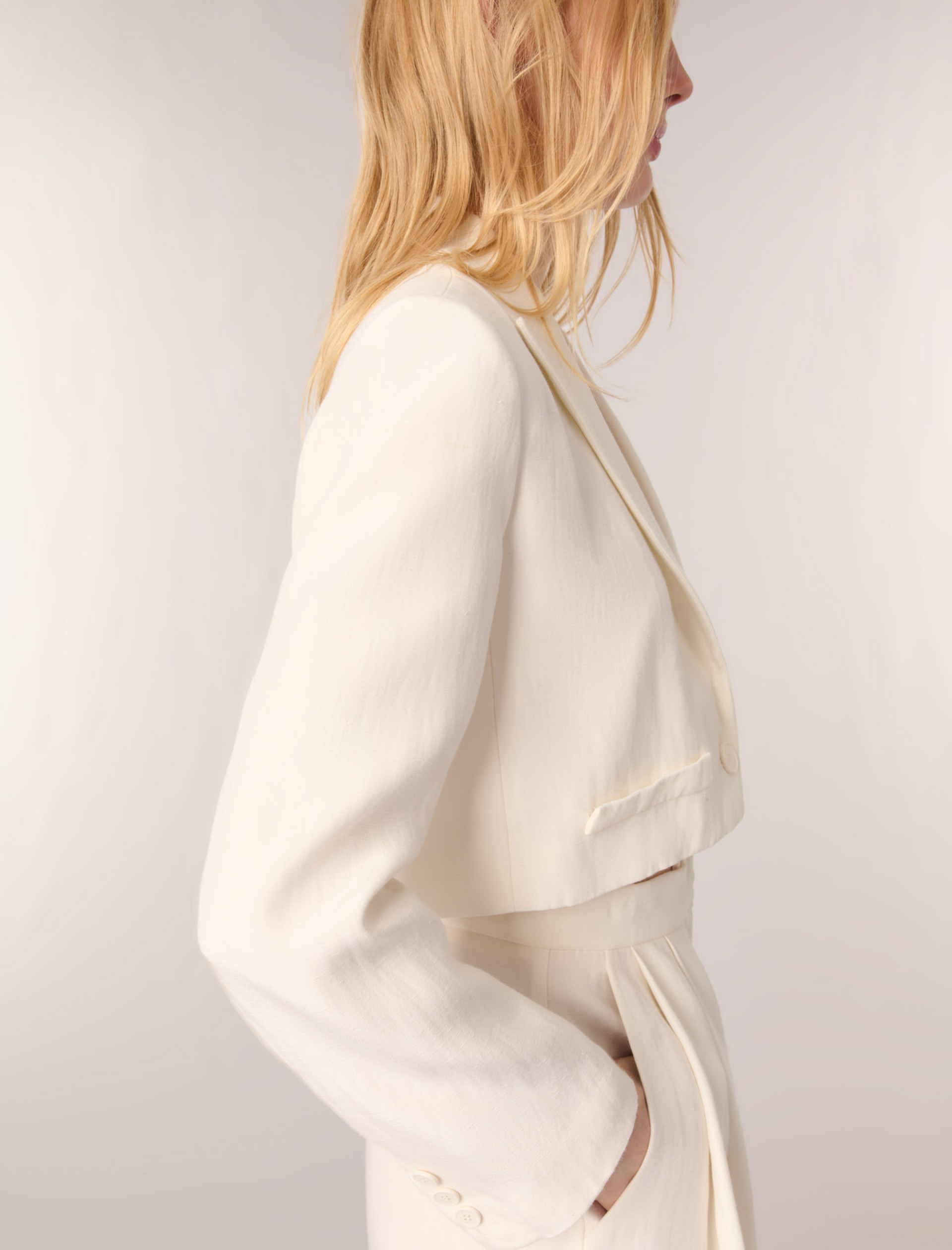 Жіночий короткий приталений жакет Жіночий короткий приталений жакет