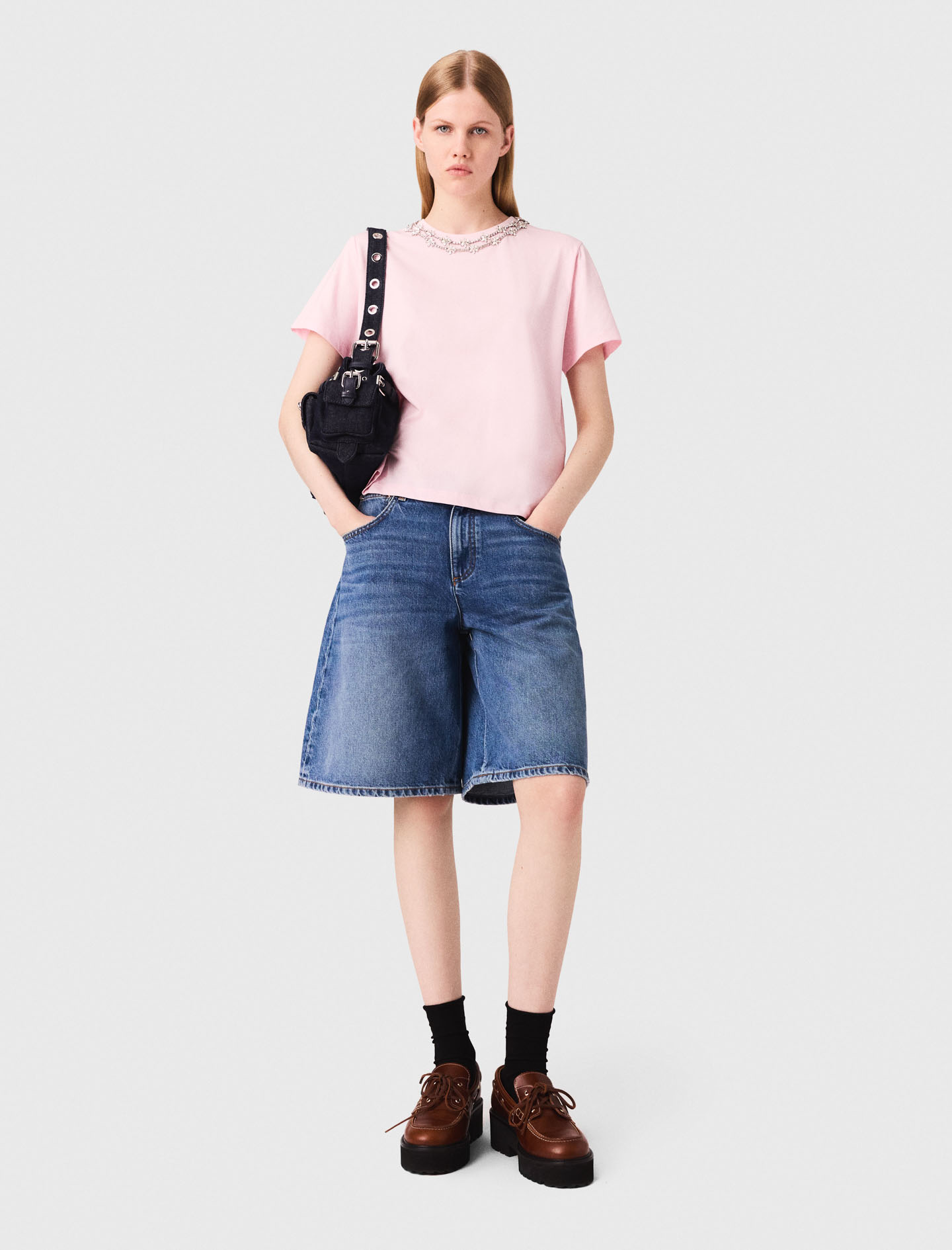 Женская розовая футболка с вышивкой из страз