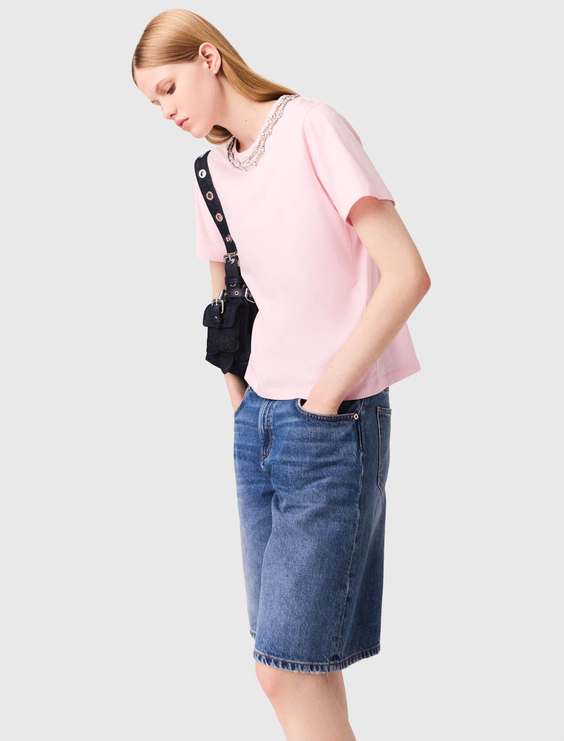 Женская розовая футболка с вышивкой из страз Женская розовая футболка с вышивкой из страз