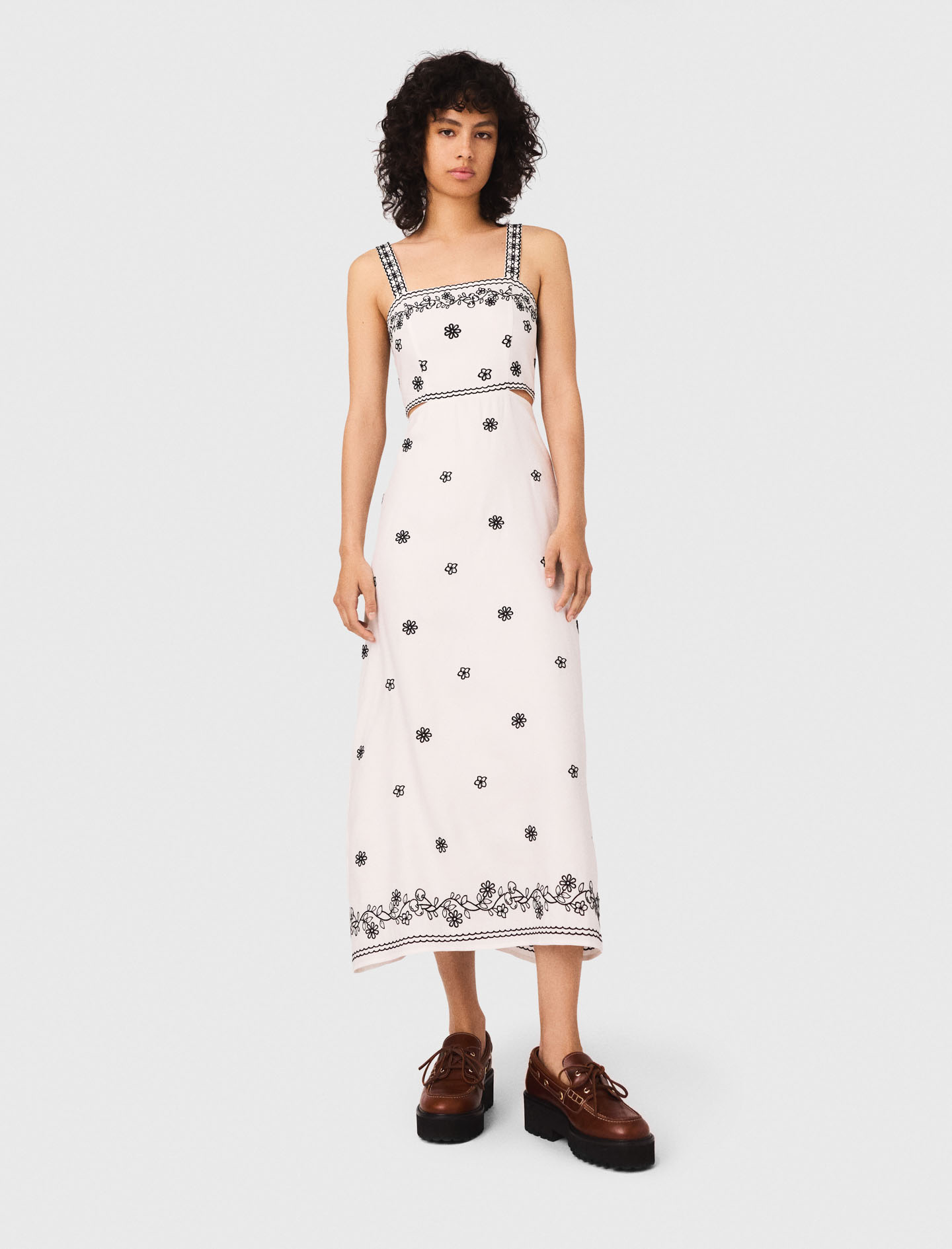 Женское длинное вышитое платье с вырезом