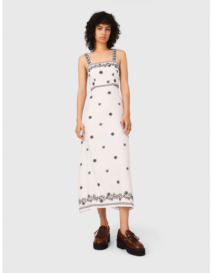 Женское длинное вышитое платье с вырезом