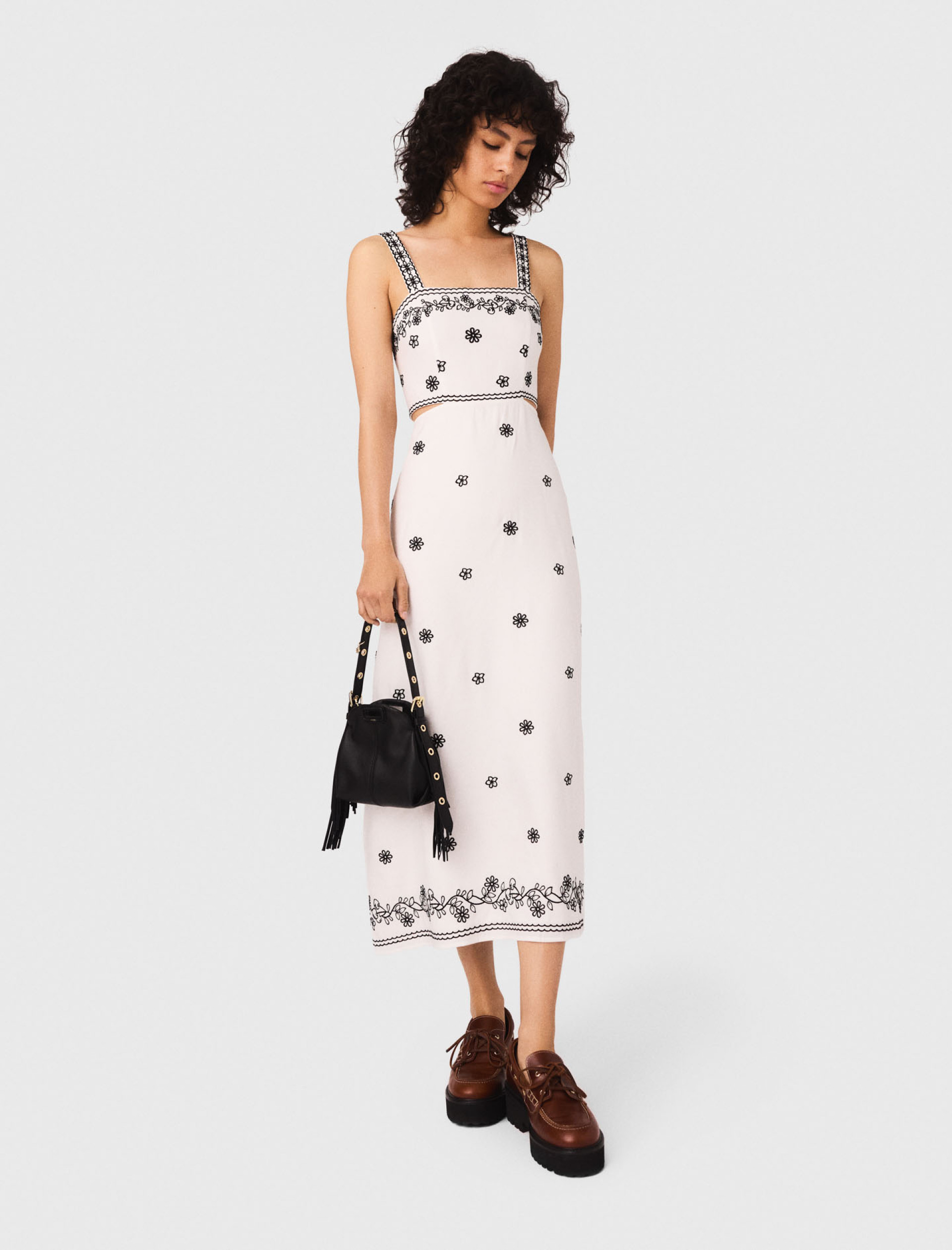 Женское длинное вышитое платье с вырезом