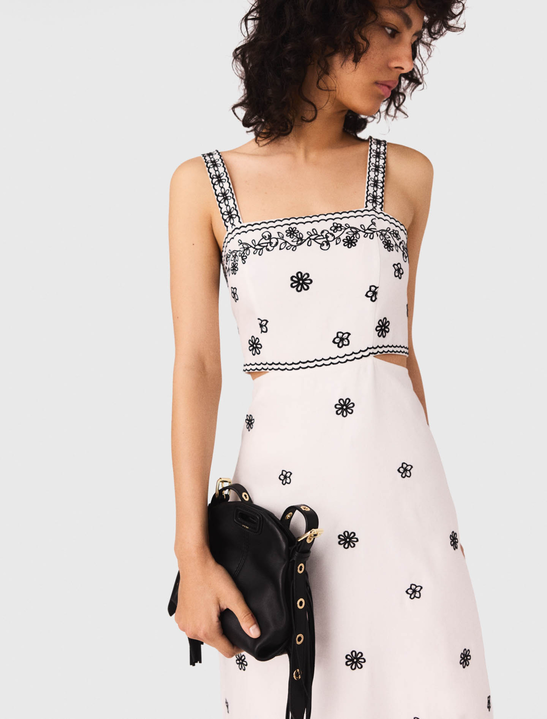 Женское длинное вышитое платье с вырезом