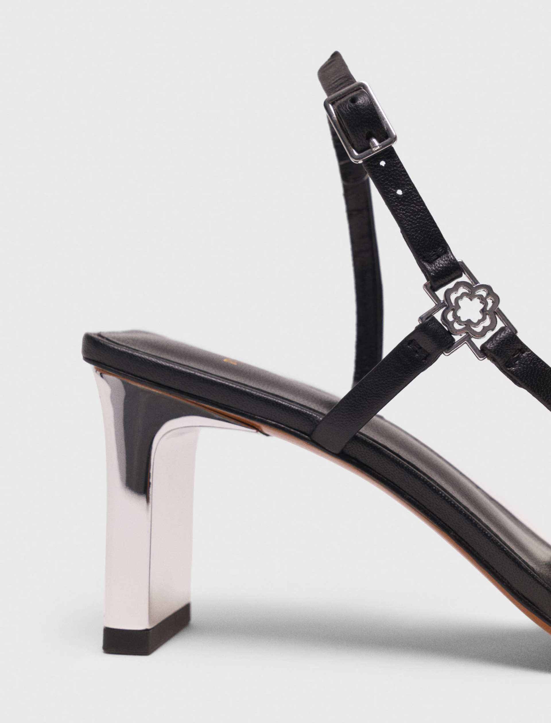 Жіночі шкіряні босоніжки з акцентним каблуком Жіночі шкіряні босоніжки з акцентним каблуком