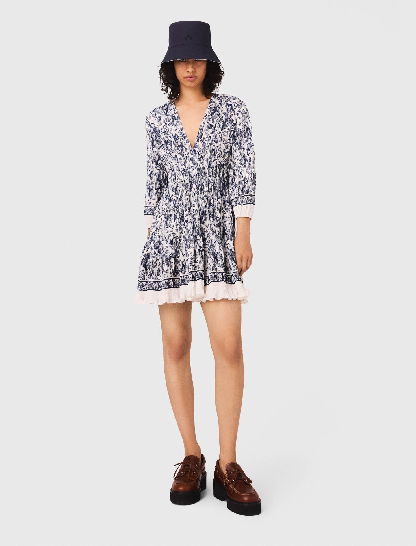 Женское платье с принтом и складками