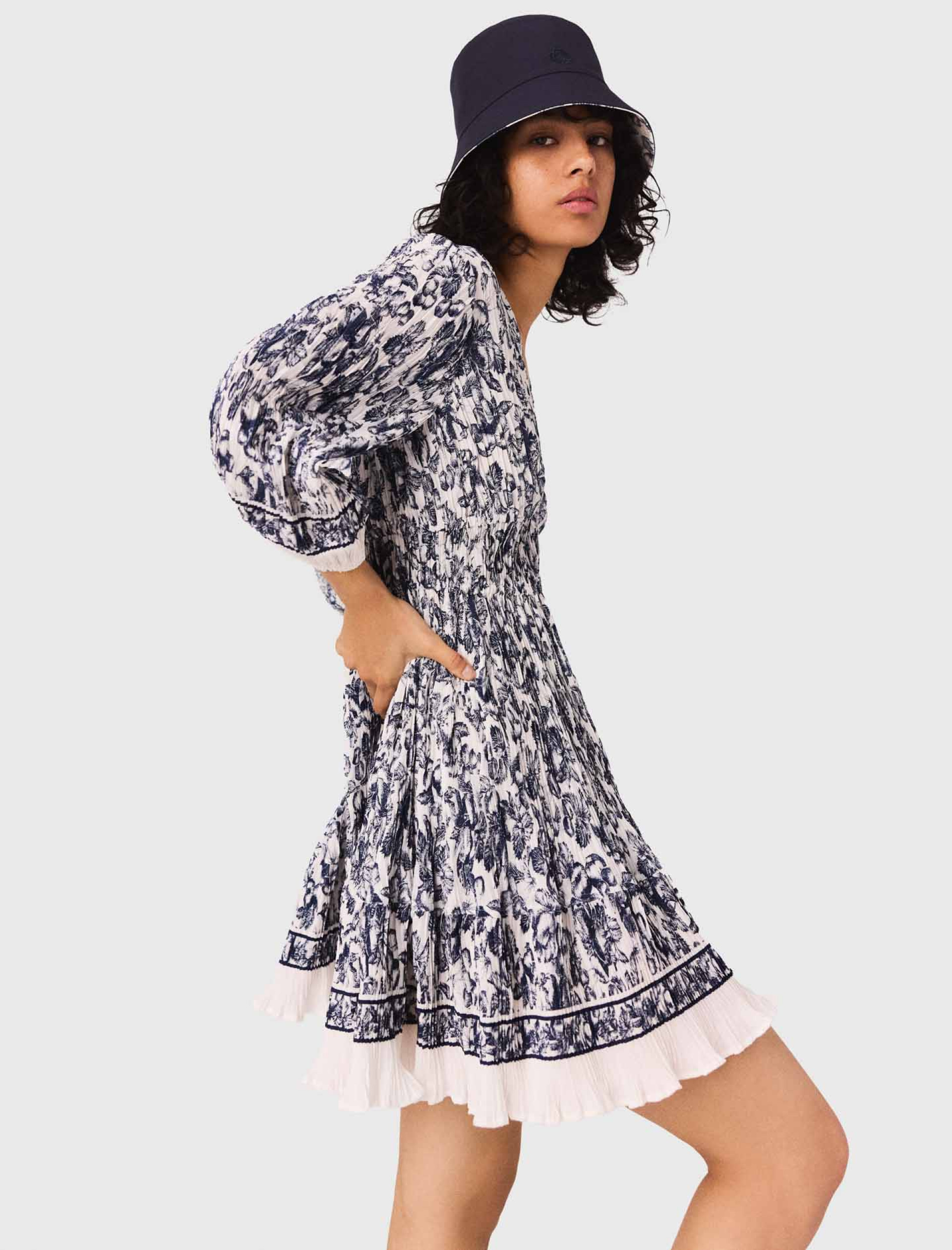 Женское платье с принтом и складками Женское платье с принтом и складками