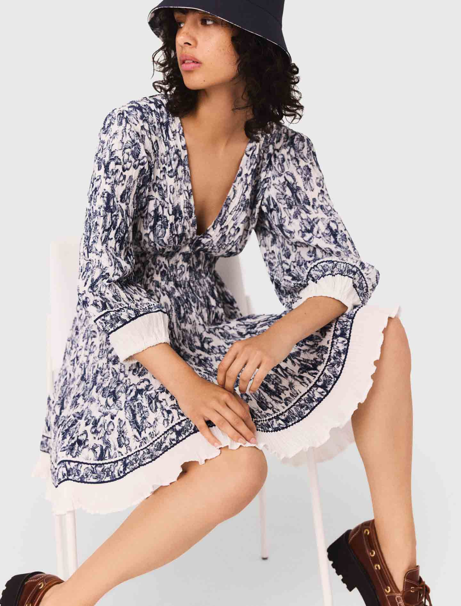 Женское платье с принтом и складками Женское платье с принтом и складками