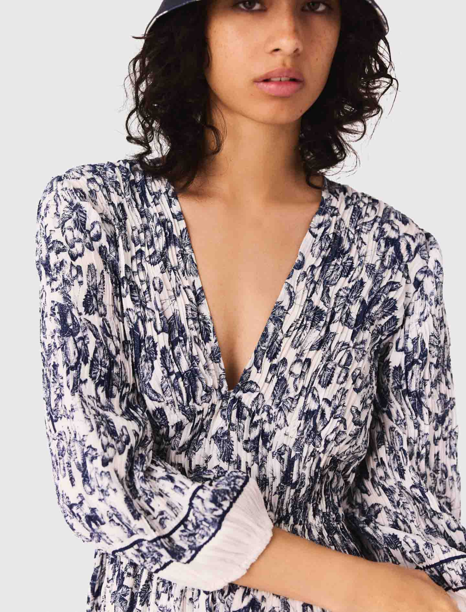 Женское платье с принтом и складками Женское платье с принтом и складками