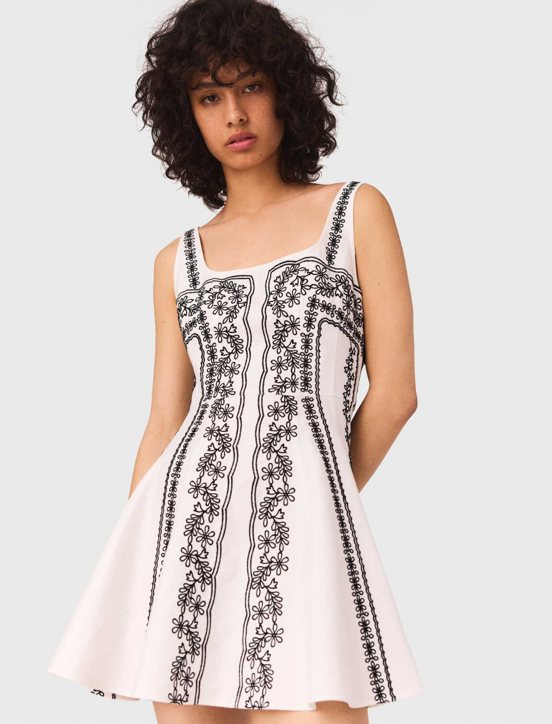 Женское короткое платье с вышивкой