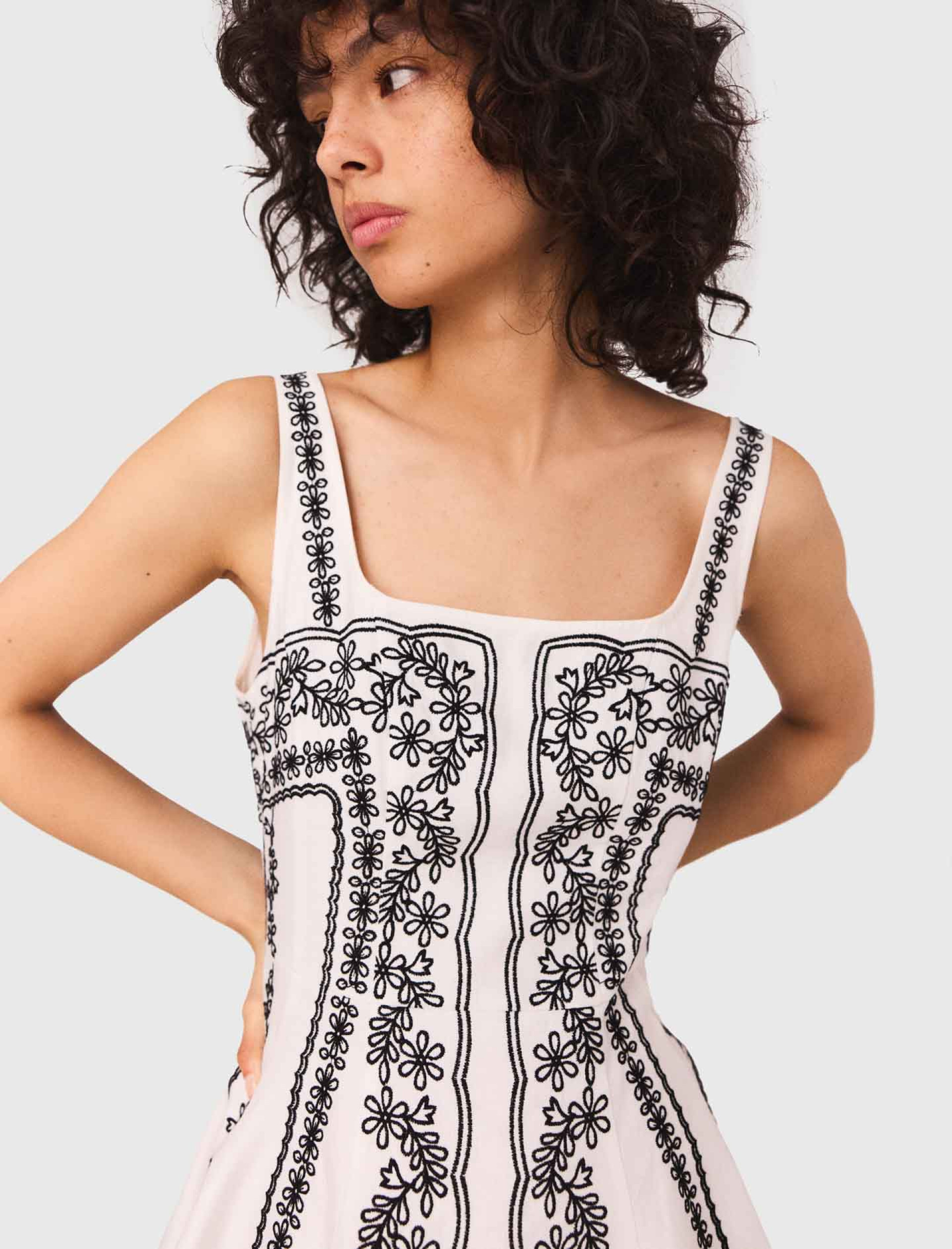 Женское короткое платье с вышивкой