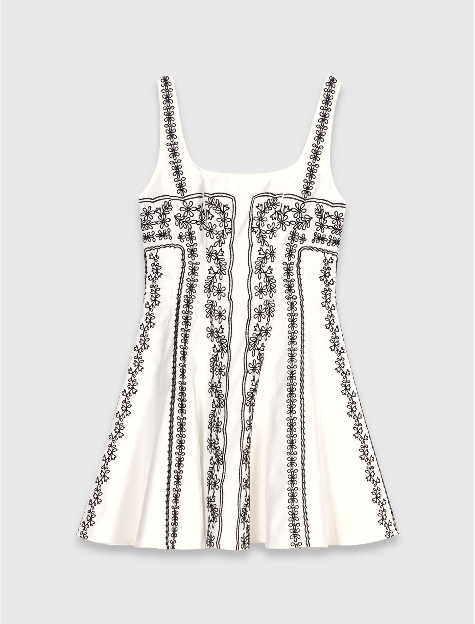 Женское короткое платье с вышивкой