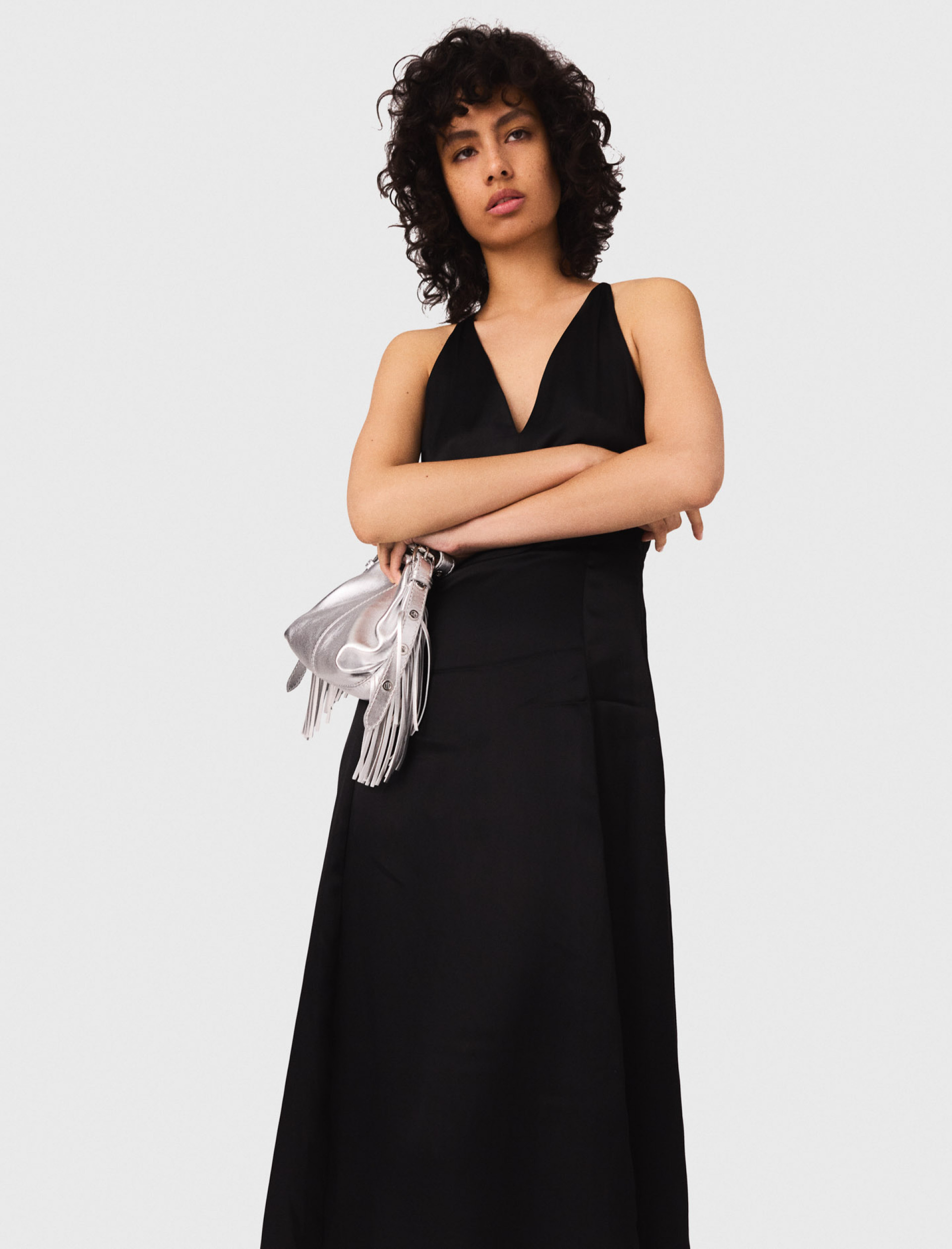 Жіноча довга струмлива сукня з плетеною спинкою