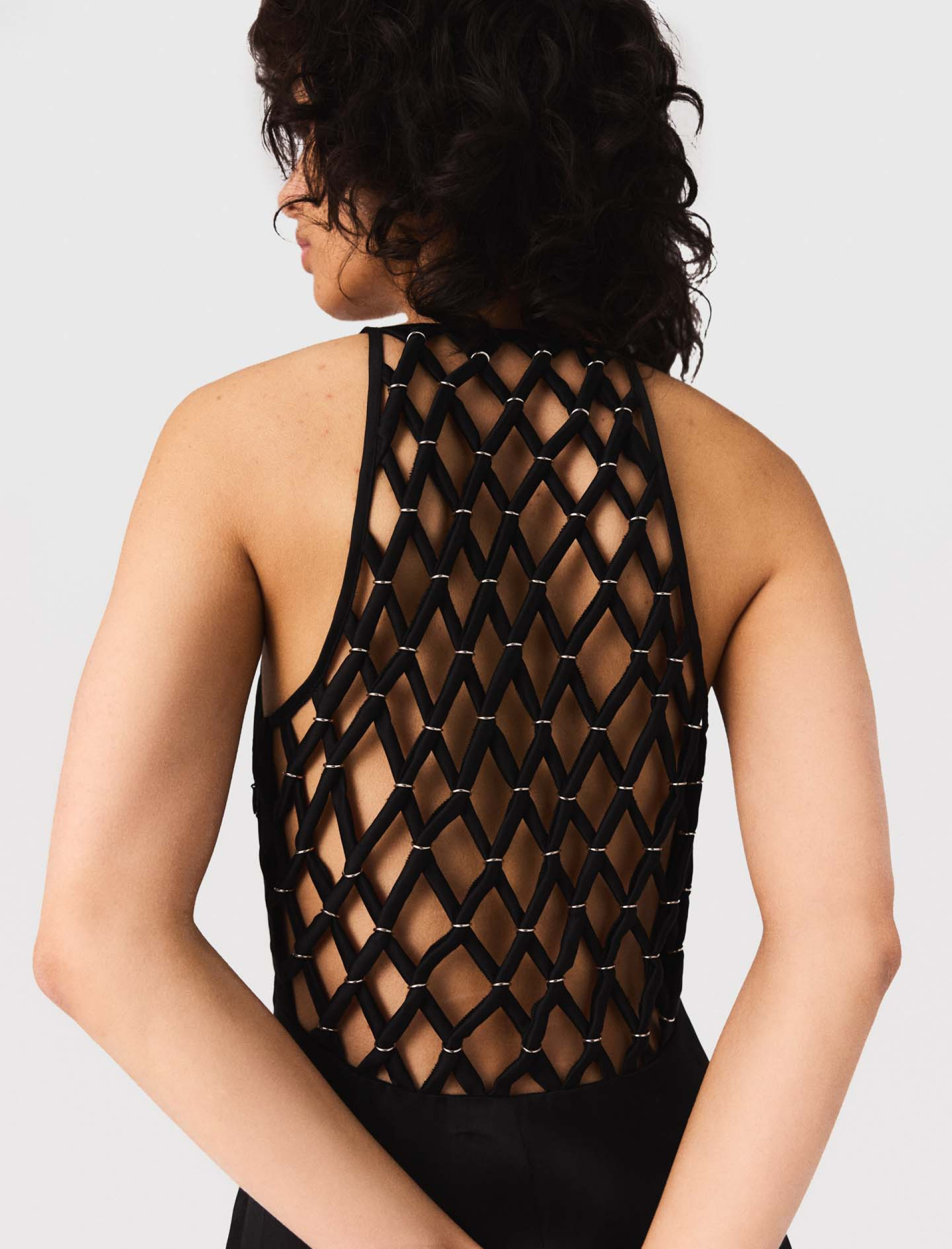 Жіноча довга струмлива сукня з плетеною спинкою