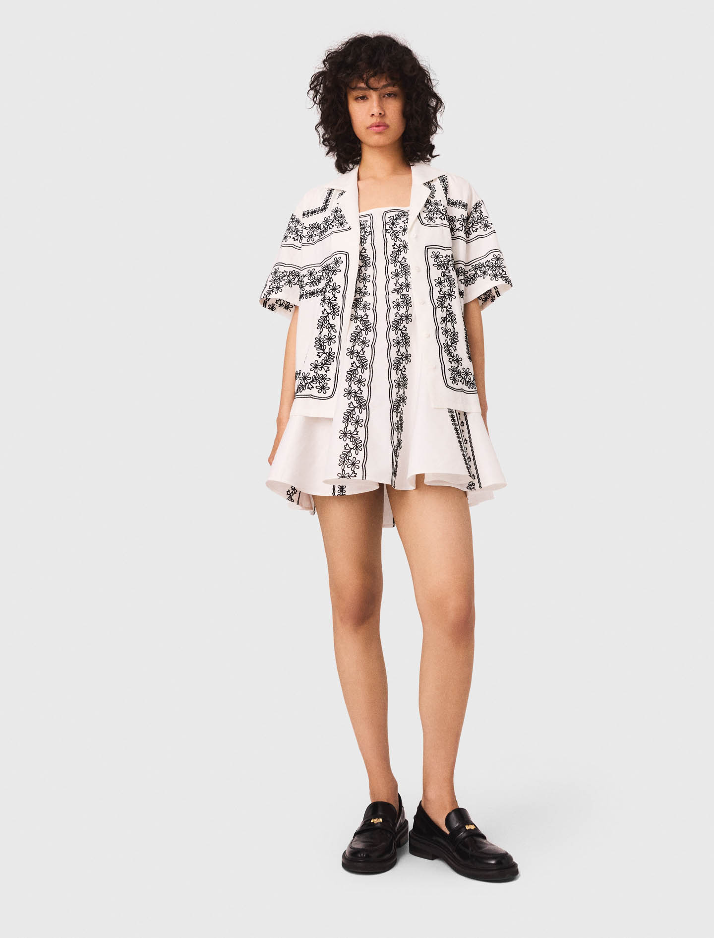 Женская рубашка с цветочной вышивкой