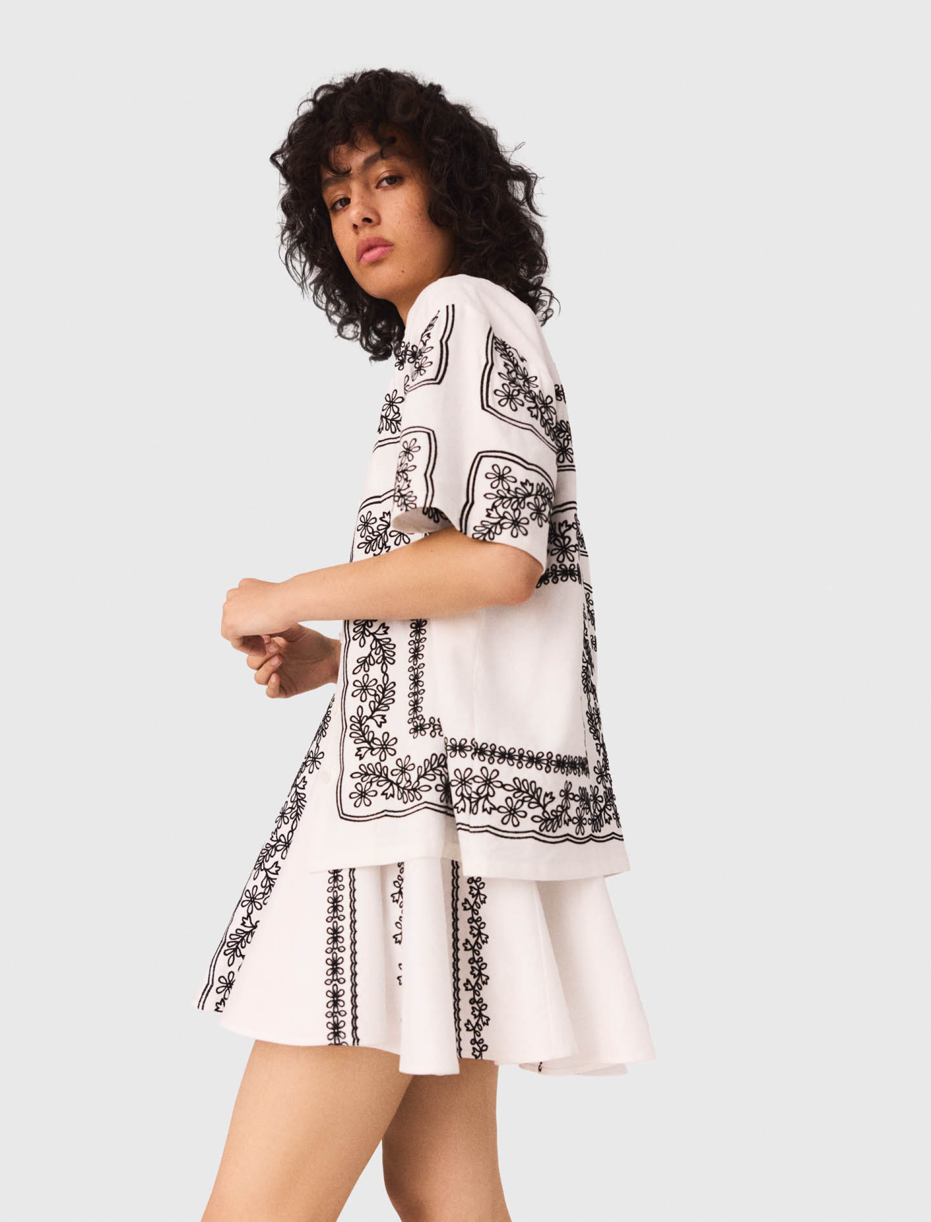 Женская рубашка с цветочной вышивкой