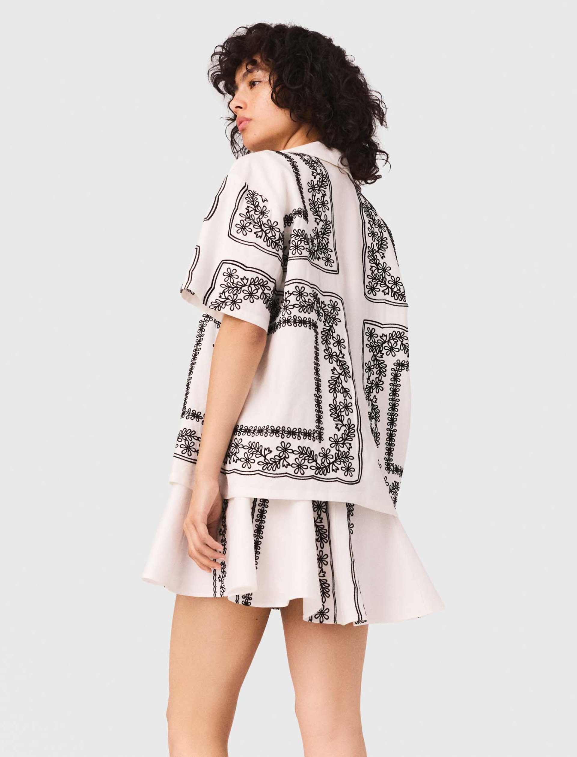 Женская рубашка с цветочной вышивкой