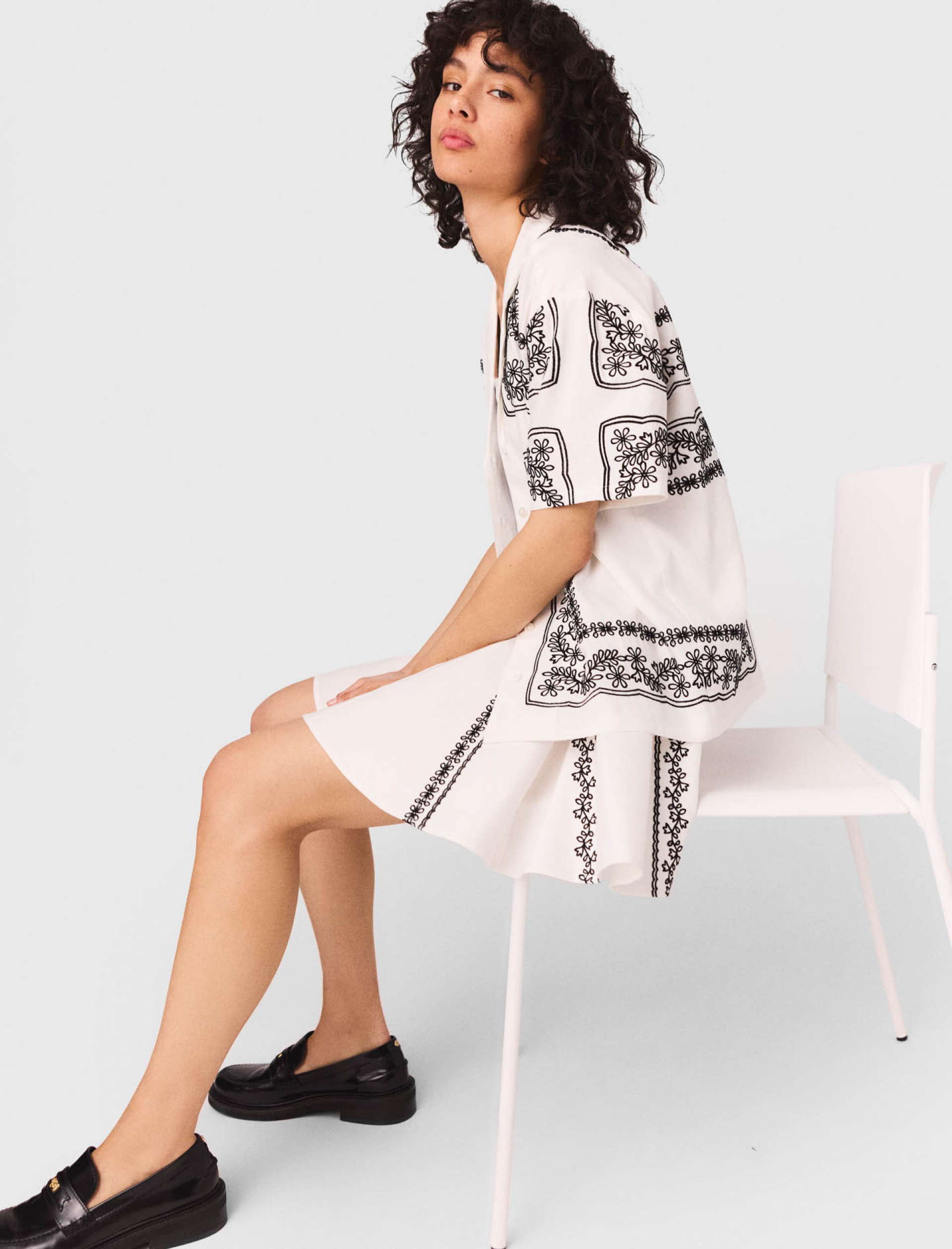 Женская рубашка с цветочной вышивкой