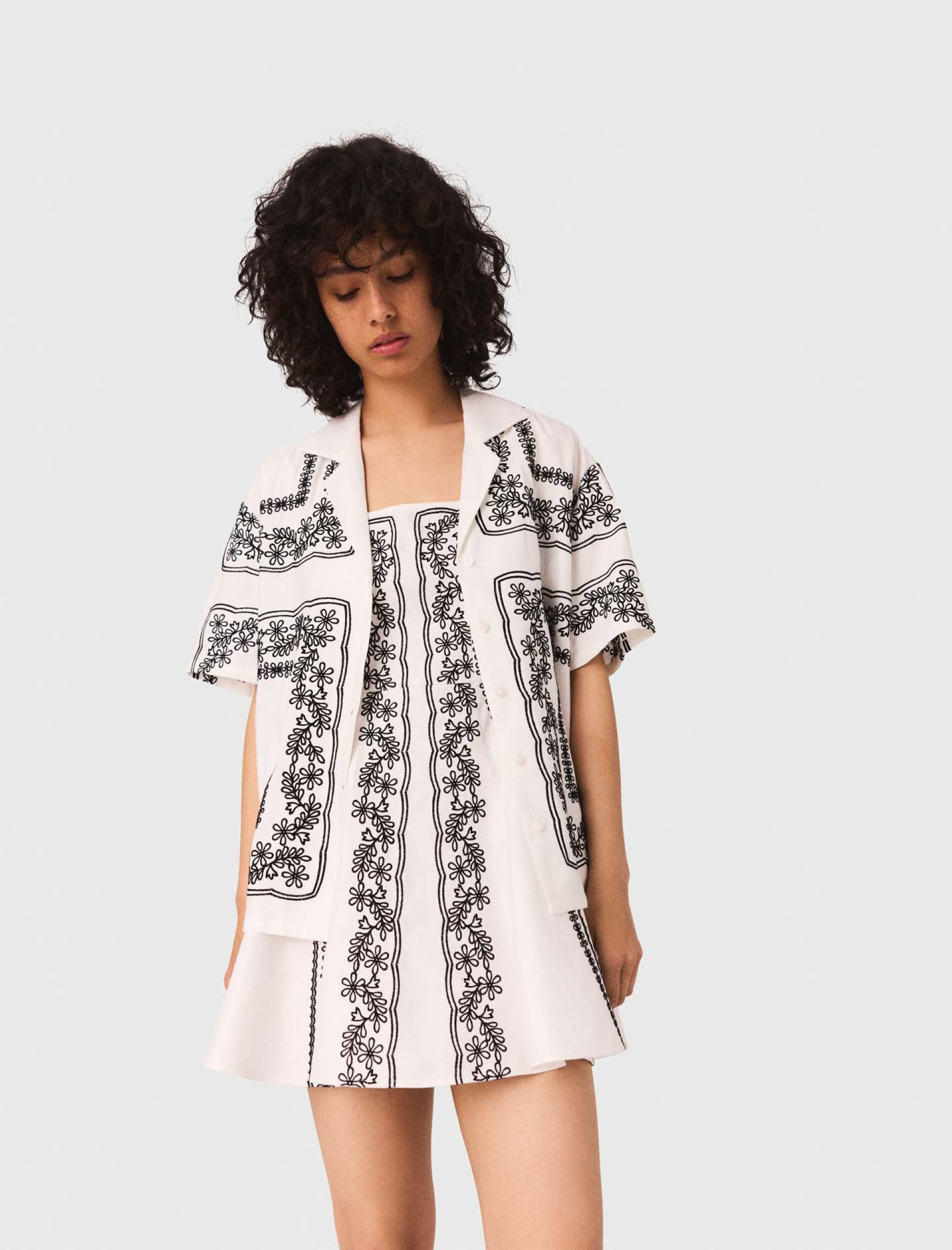 Женская рубашка с цветочной вышивкой