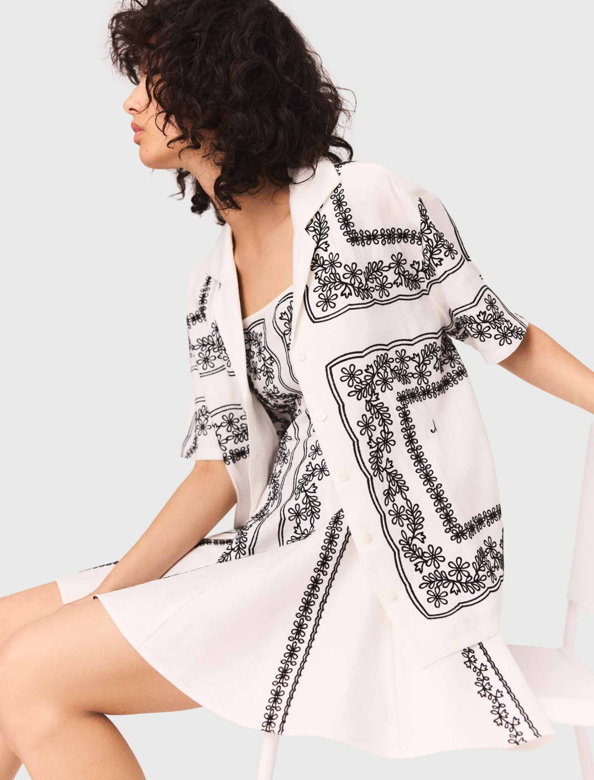 Женская рубашка с цветочной вышивкой