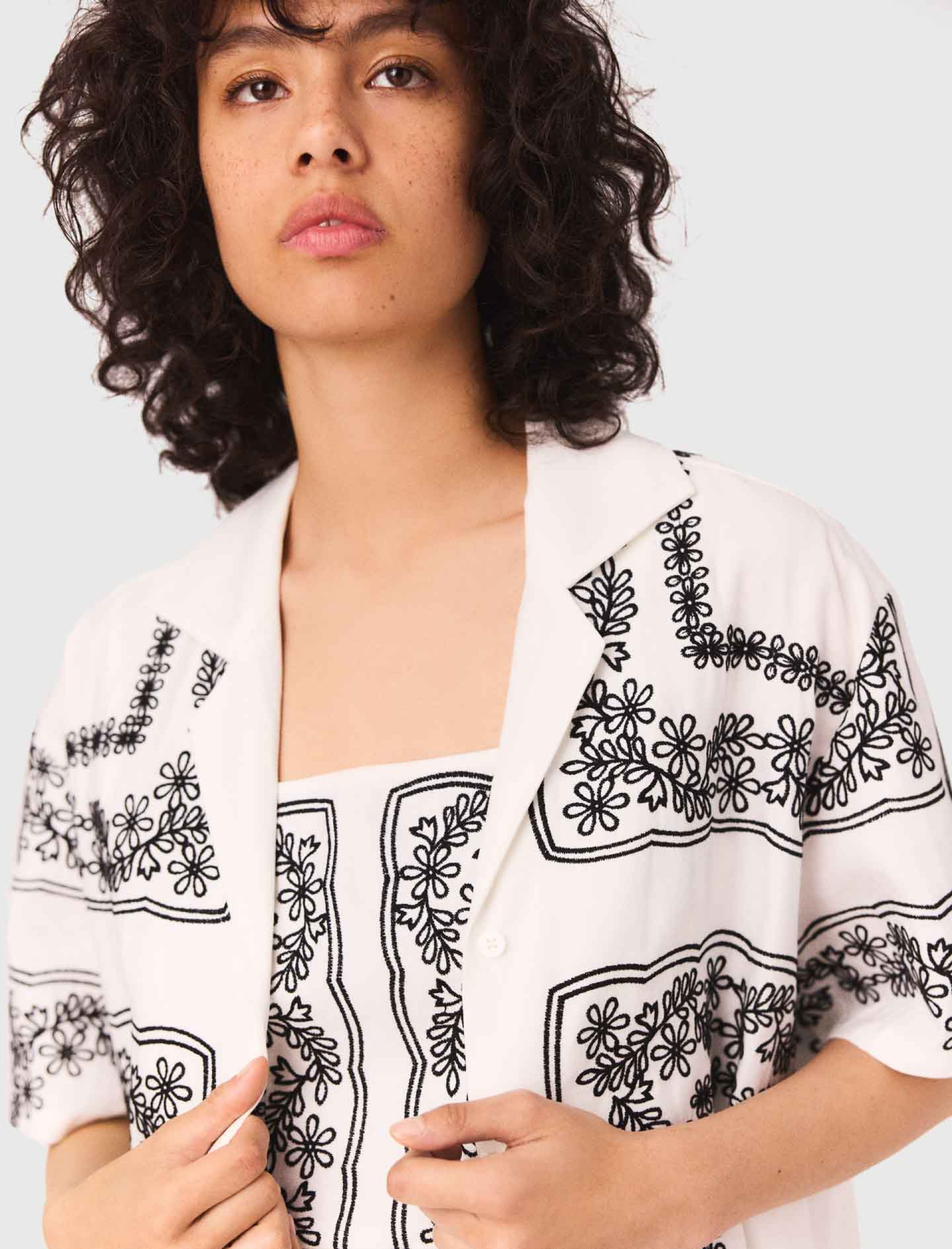Женская рубашка с цветочной вышивкой