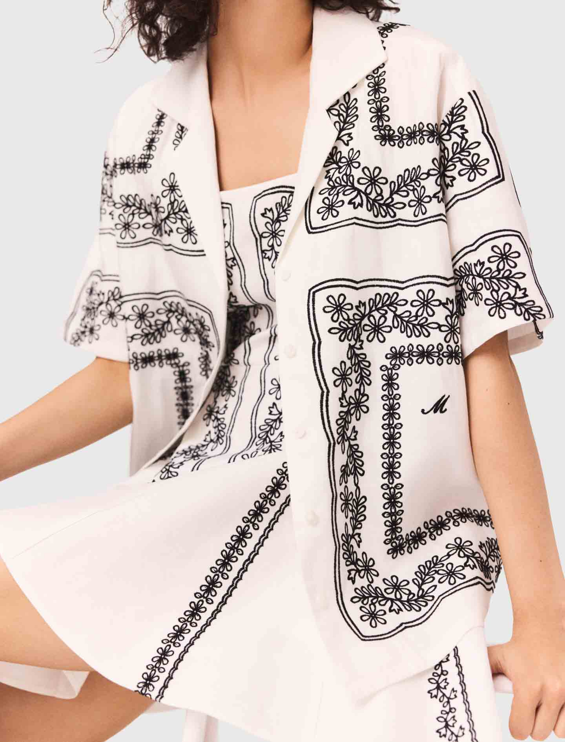 Женская рубашка с цветочной вышивкой