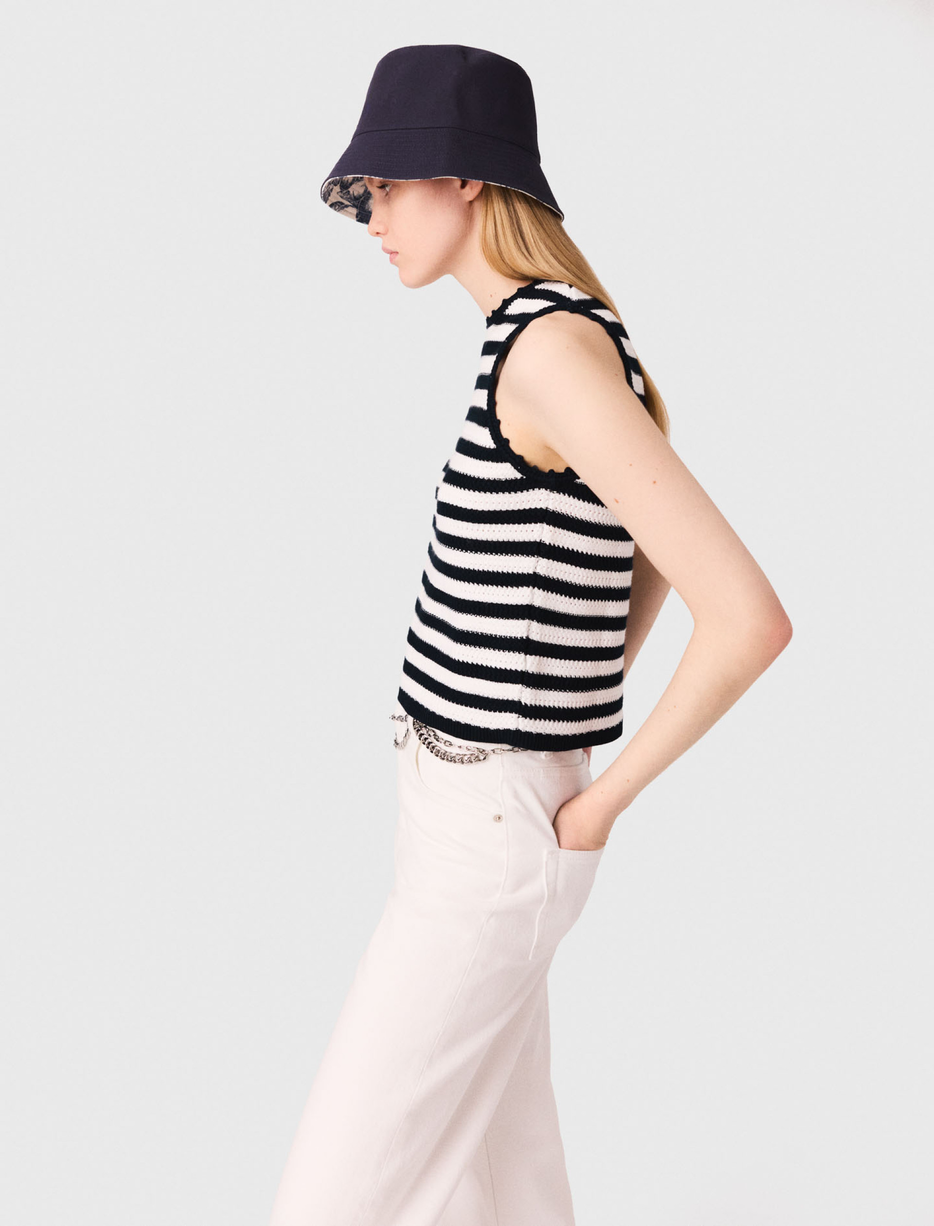 Жіночий в'язаний топ у смужку