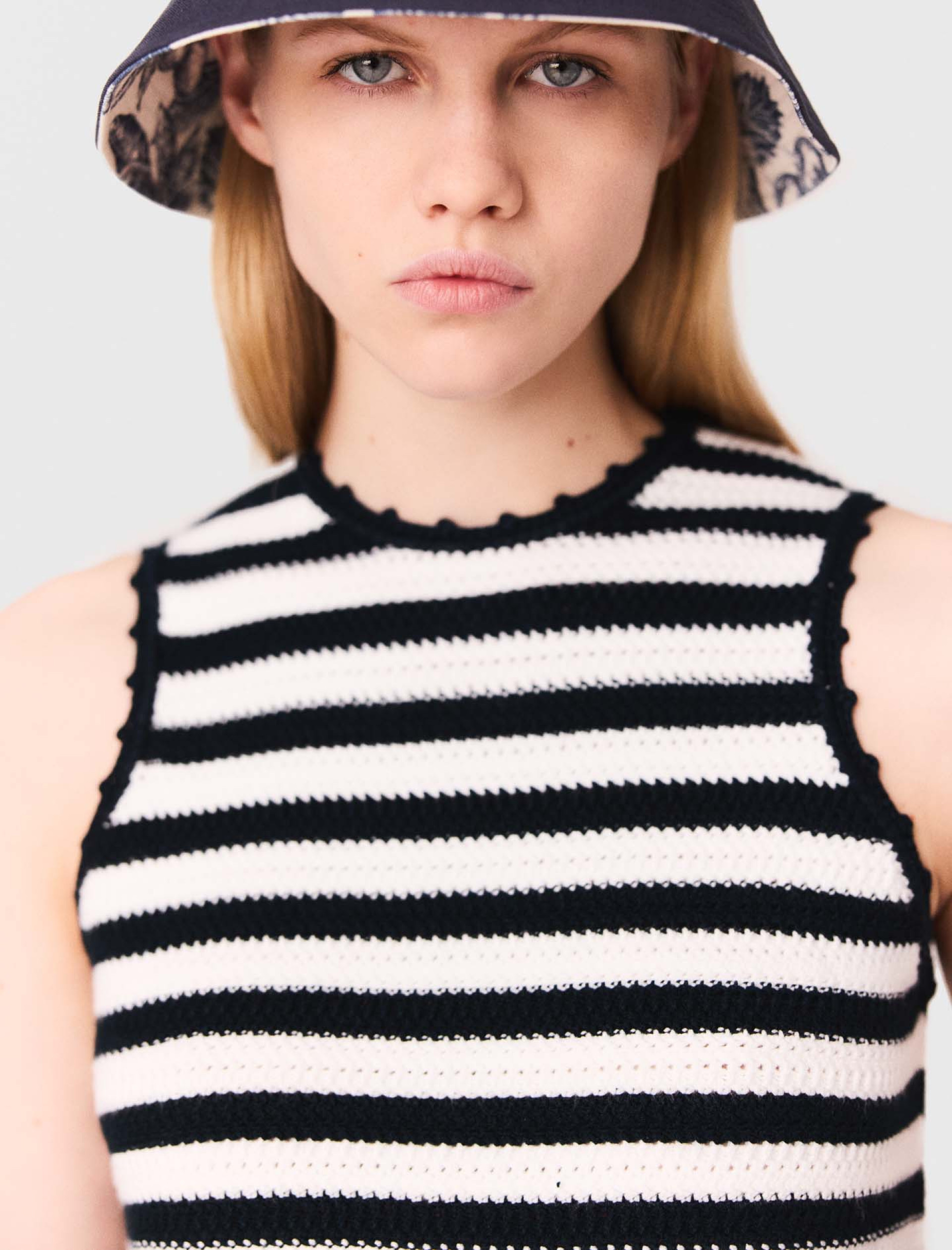Жіночий в'язаний топ у смужку