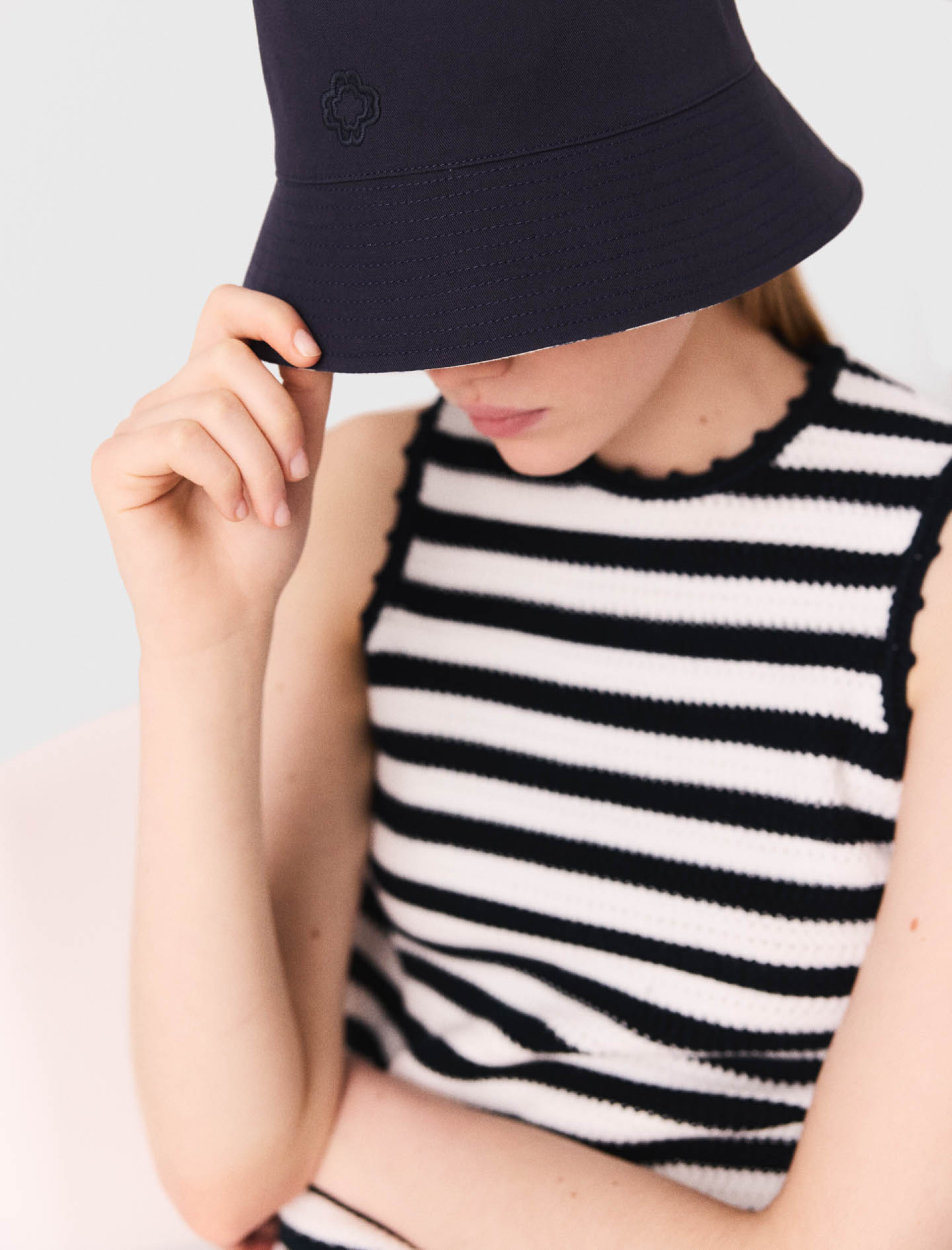 Жіночий в'язаний топ у смужку