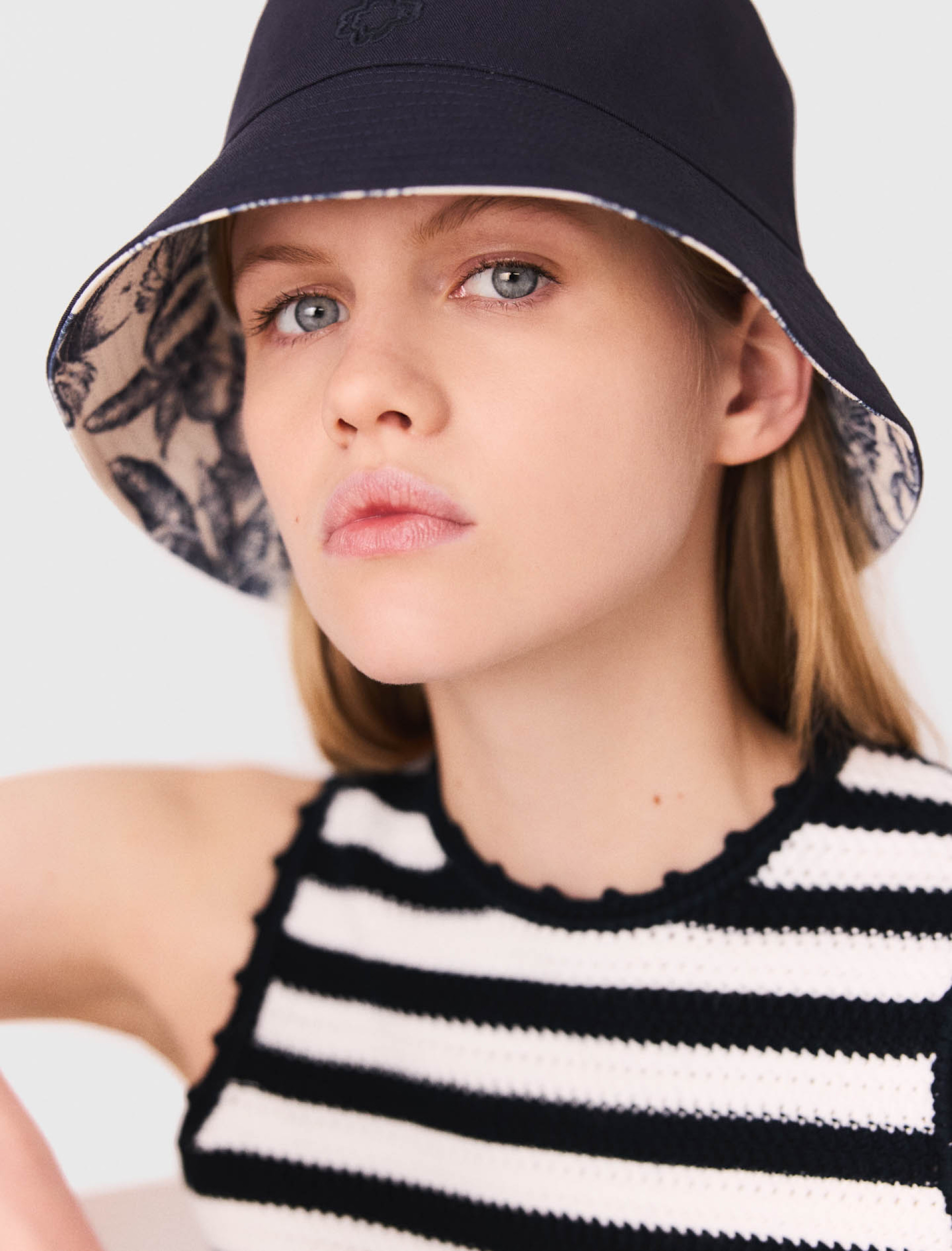 Жіночий в'язаний топ у смужку