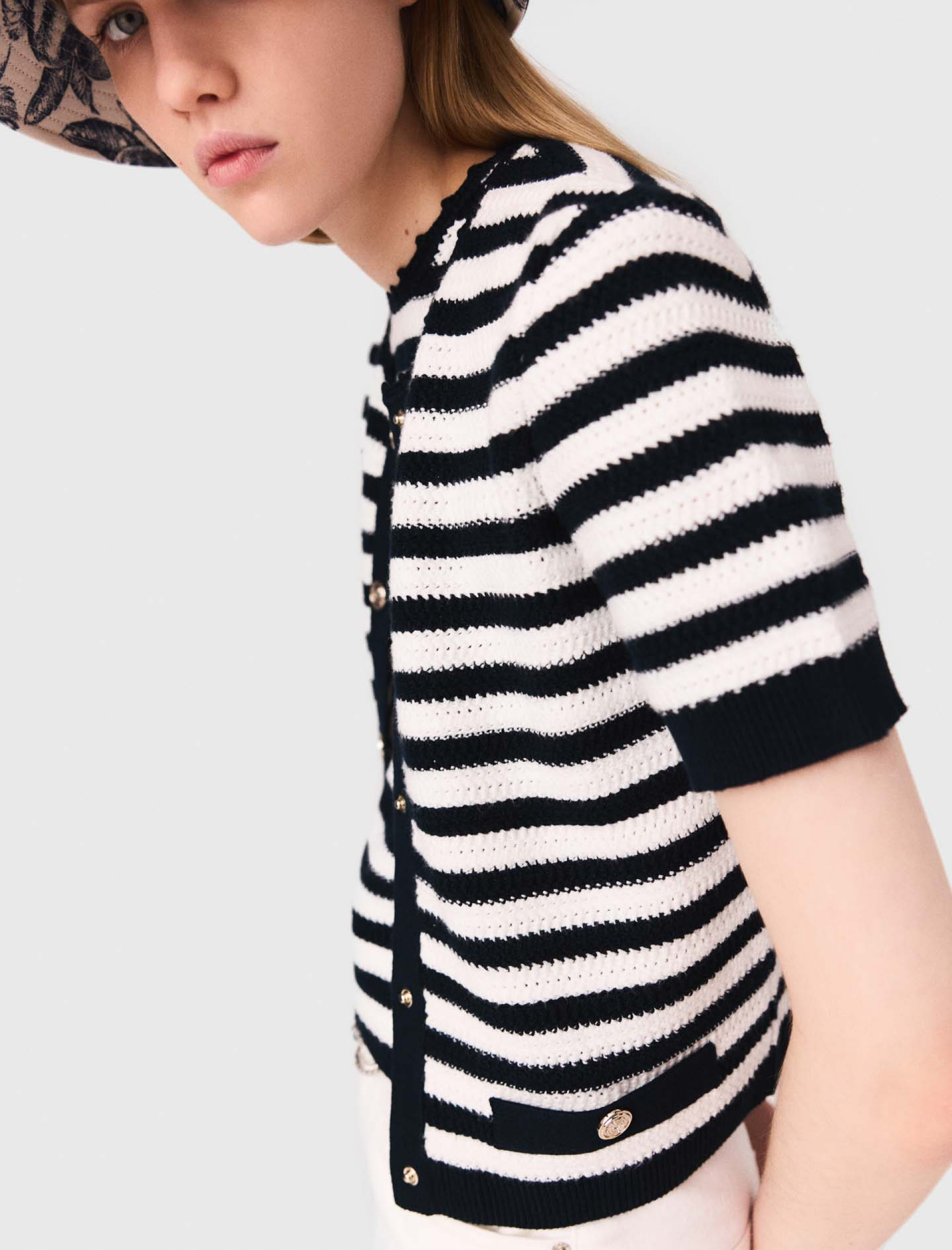 Жіночий укорочений кардиган в'язаний гачком