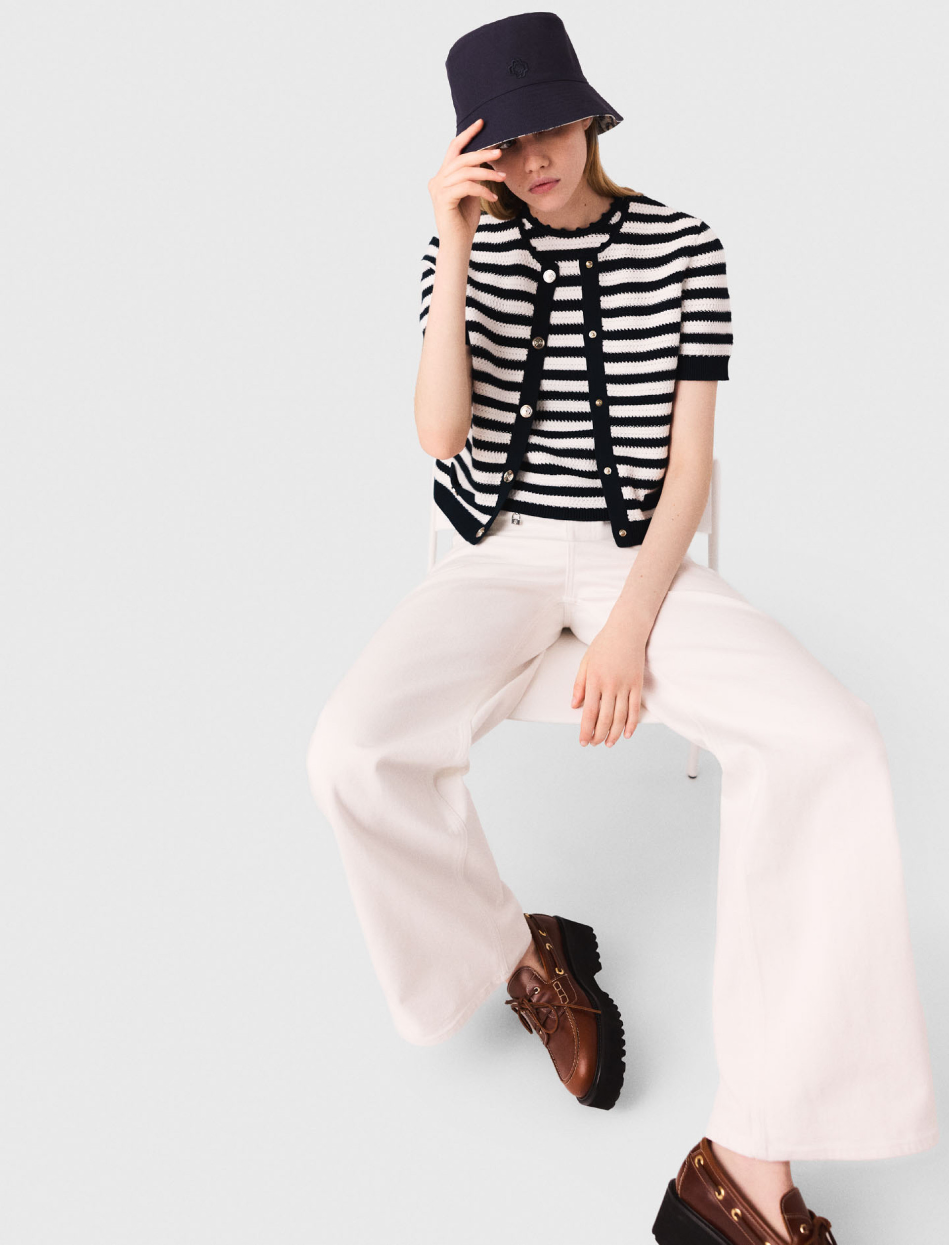 Жіночий укорочений кардиган в'язаний гачком