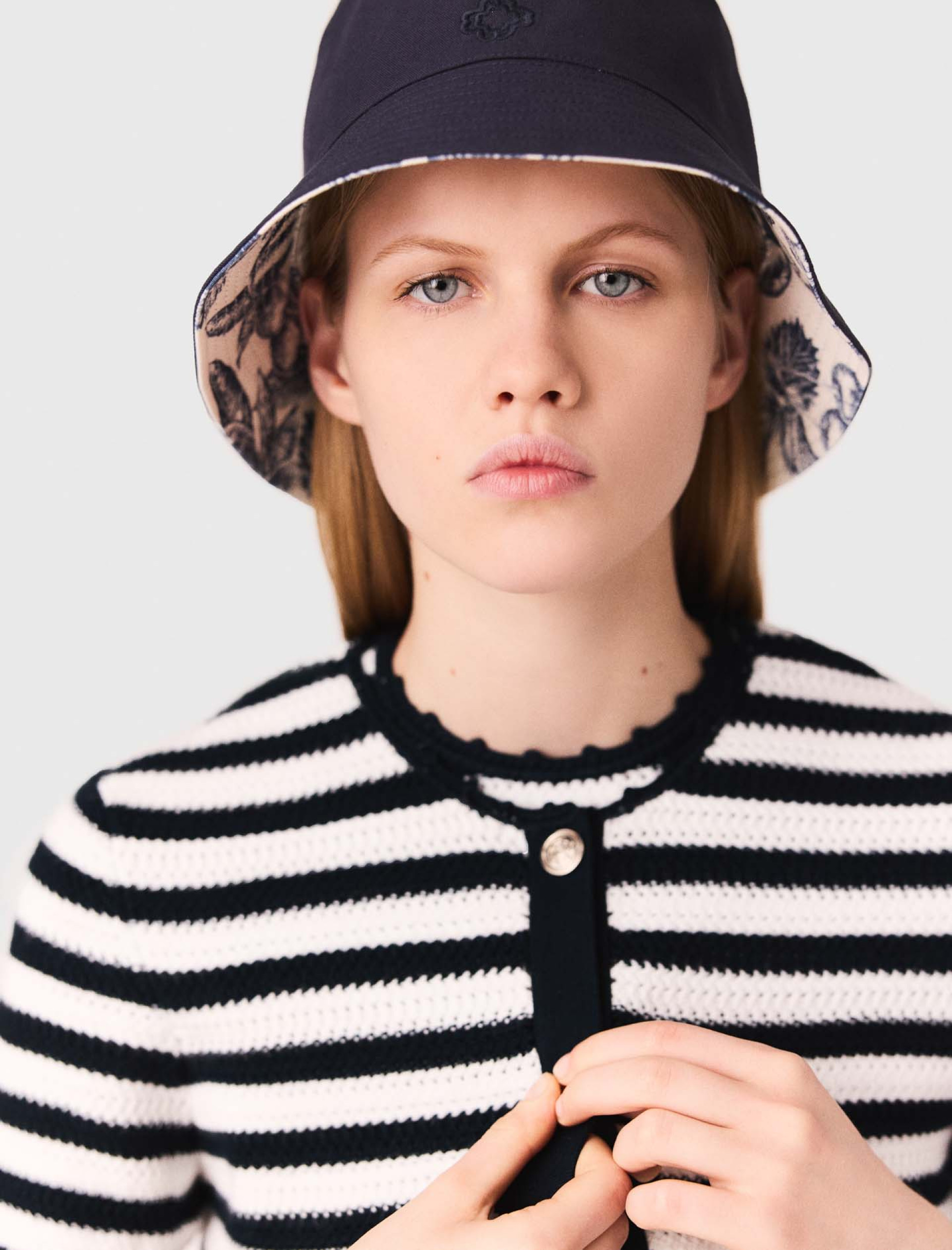 Жіночий укорочений кардиган в'язаний гачком