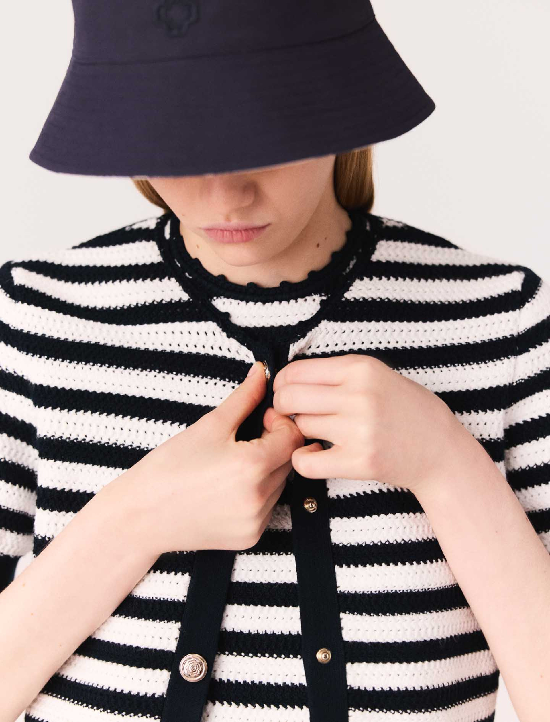 Жіночий укорочений кардиган в'язаний гачком