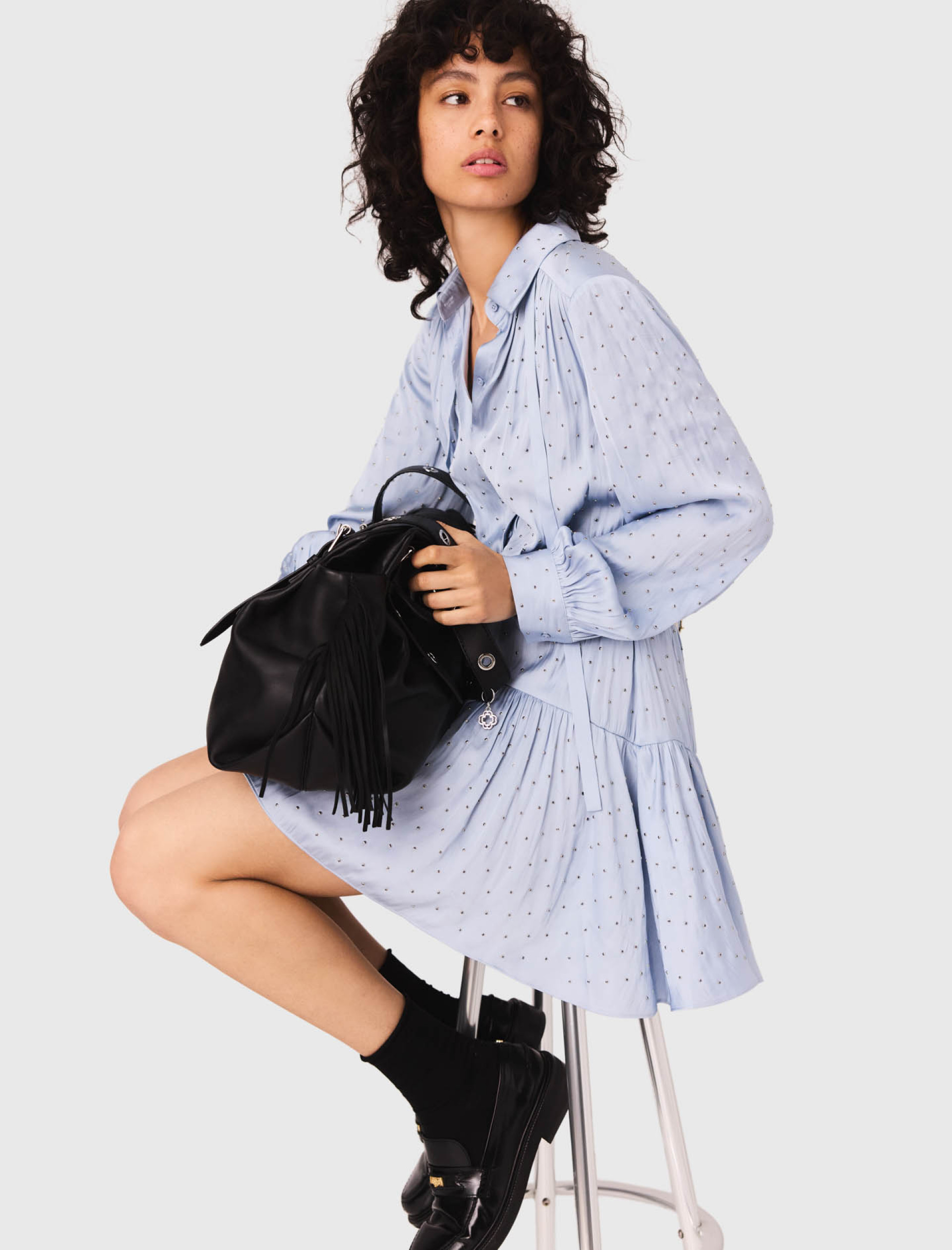 Женское голубое платье-рубашка со стразами