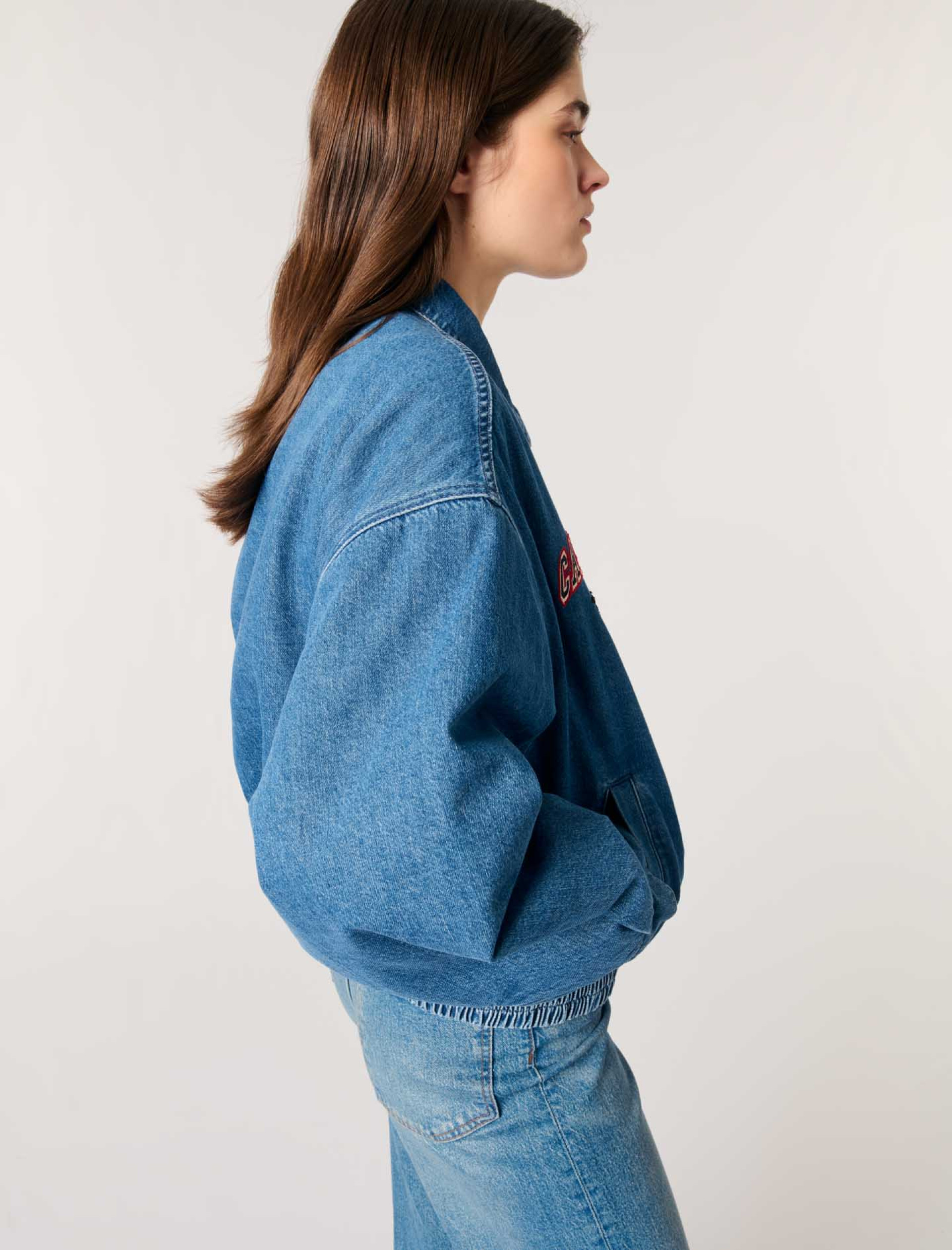 Женская джинсовая куртка оверсайз с вышивкой